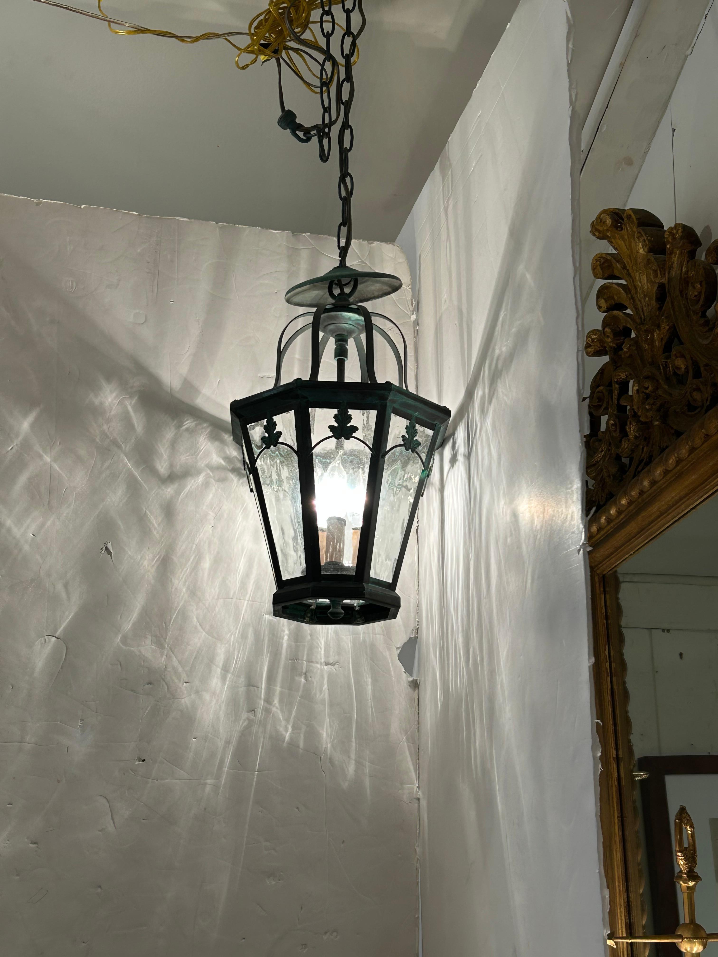 Lovely Vintage Verdigris Kupfer Laterne Kronleuchter mit Blattmotiv im Zustand „Gut“ im Angebot in Hopewell, NJ