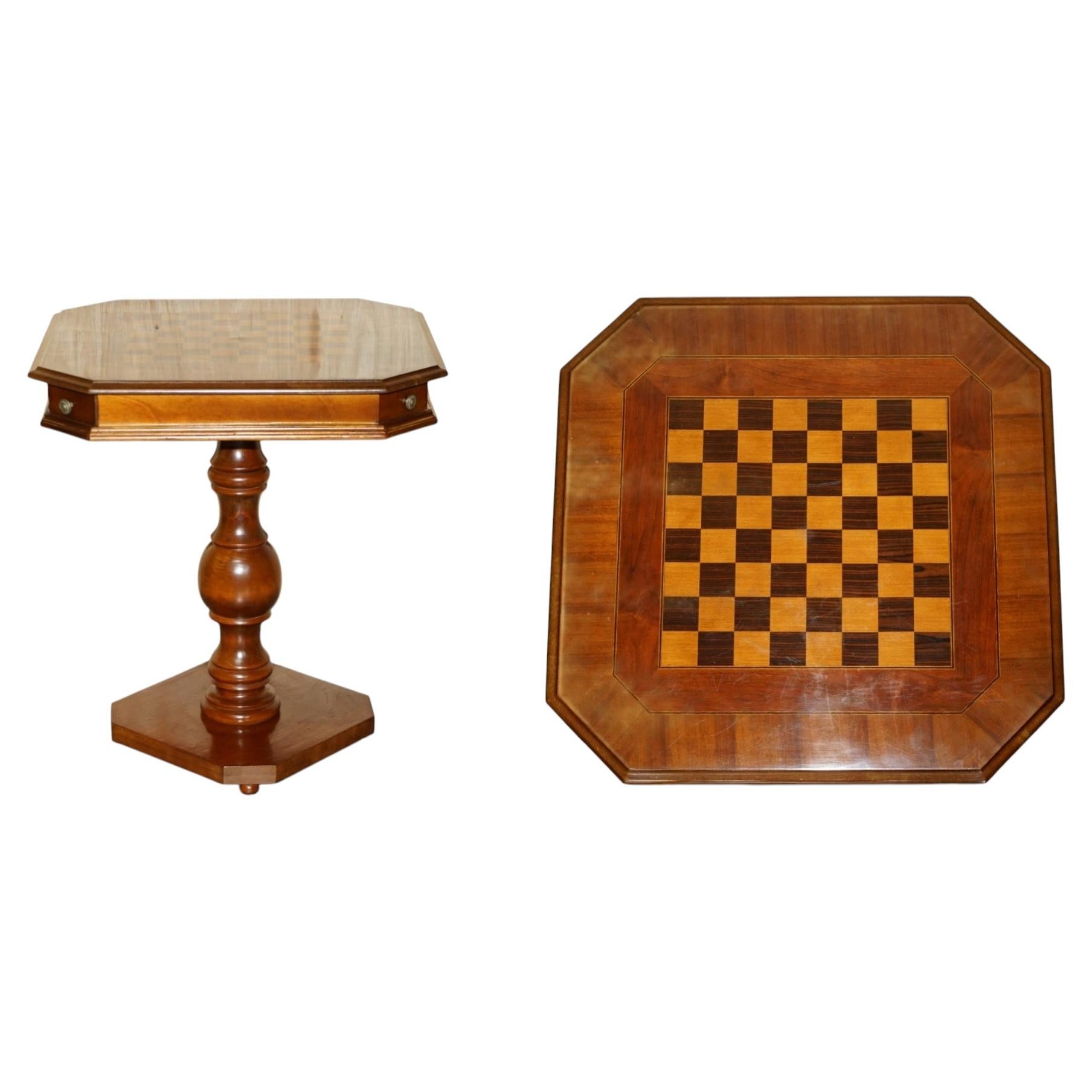 LOVELY ViNTAGE WALNUT HARDWOOD AND SATINWOOD CHESSBOARD CHESS OCCASIONAL TABLE