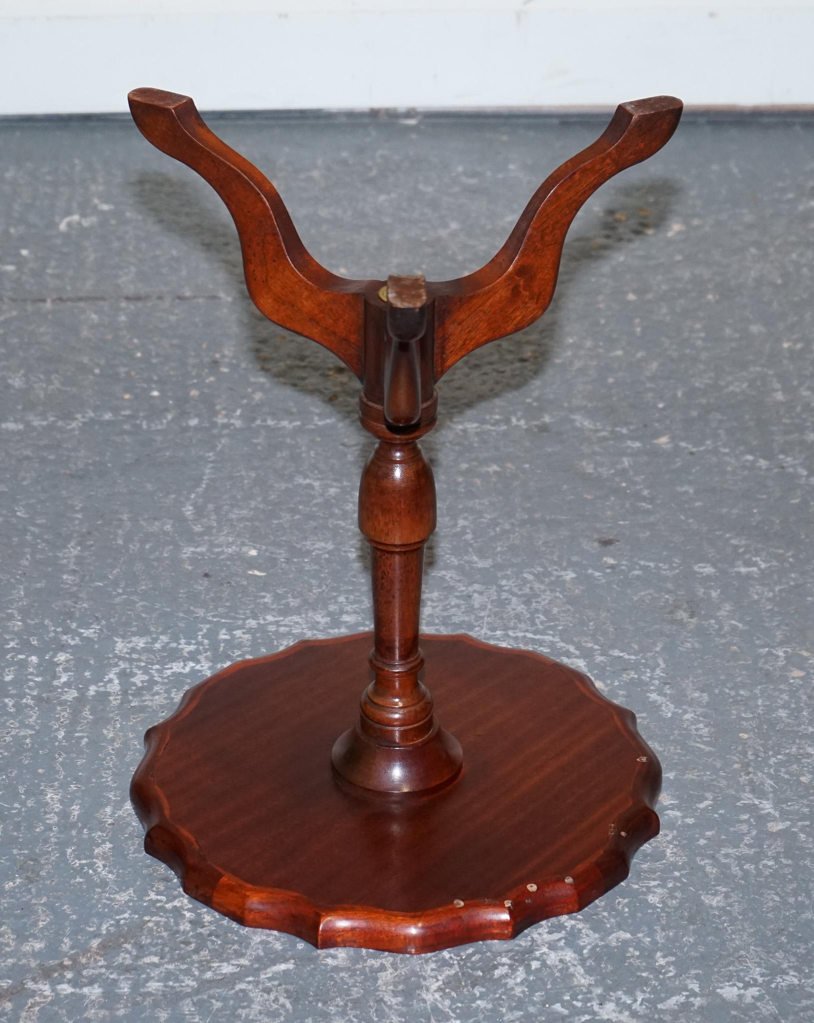 LOVELY VINTAGE WALNUT PIE CRUST LAMP WINE OCCASiONAL TABLE BY CHARLES BARR For Sale 4