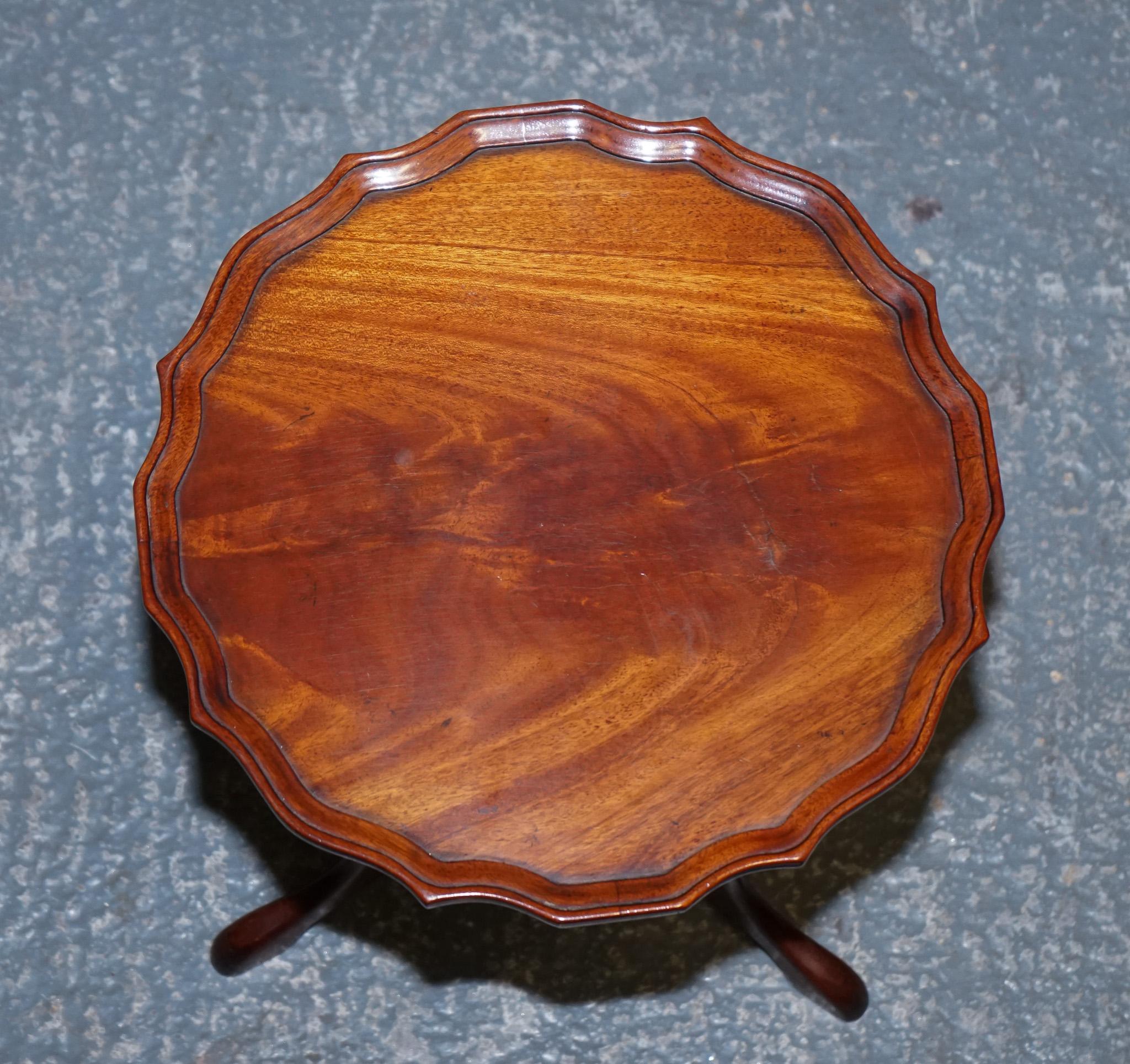LOVELY VINTAGE WALNUT PIE CRUST LAMP WINE OCCASiONAL TABLE BY CHARLES BARR For Sale 6