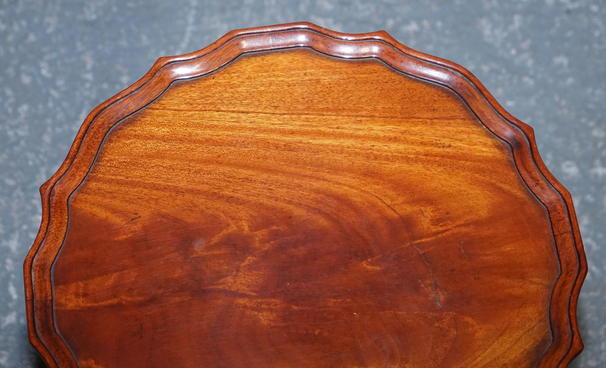 LOVELY VINTAGE WALNUT PIE CRUST LAMP WINE OCCASiONAL TABLE BY CHARLES BARR For Sale 7