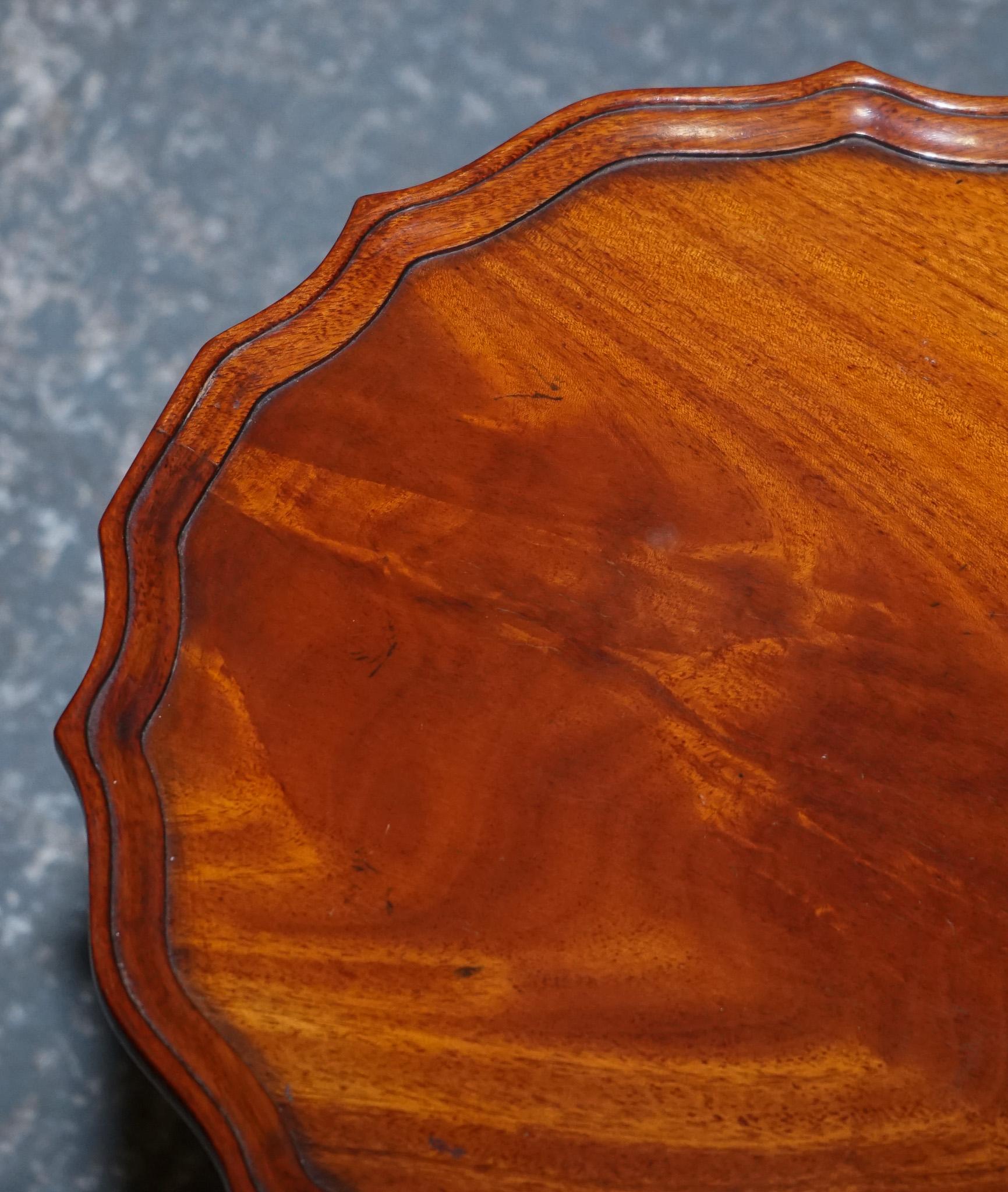 LOVELY VINTAGE WALNUT PIE CRUST LAMP WINE OCCASiONAL TABLE BY CHARLES BARR For Sale 8