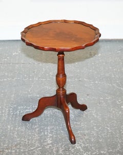 LOVELY VINTAGE WALNUT PIE CRUST LAMP WINE OCCASiONAL TABLE BY CHARLES BARR