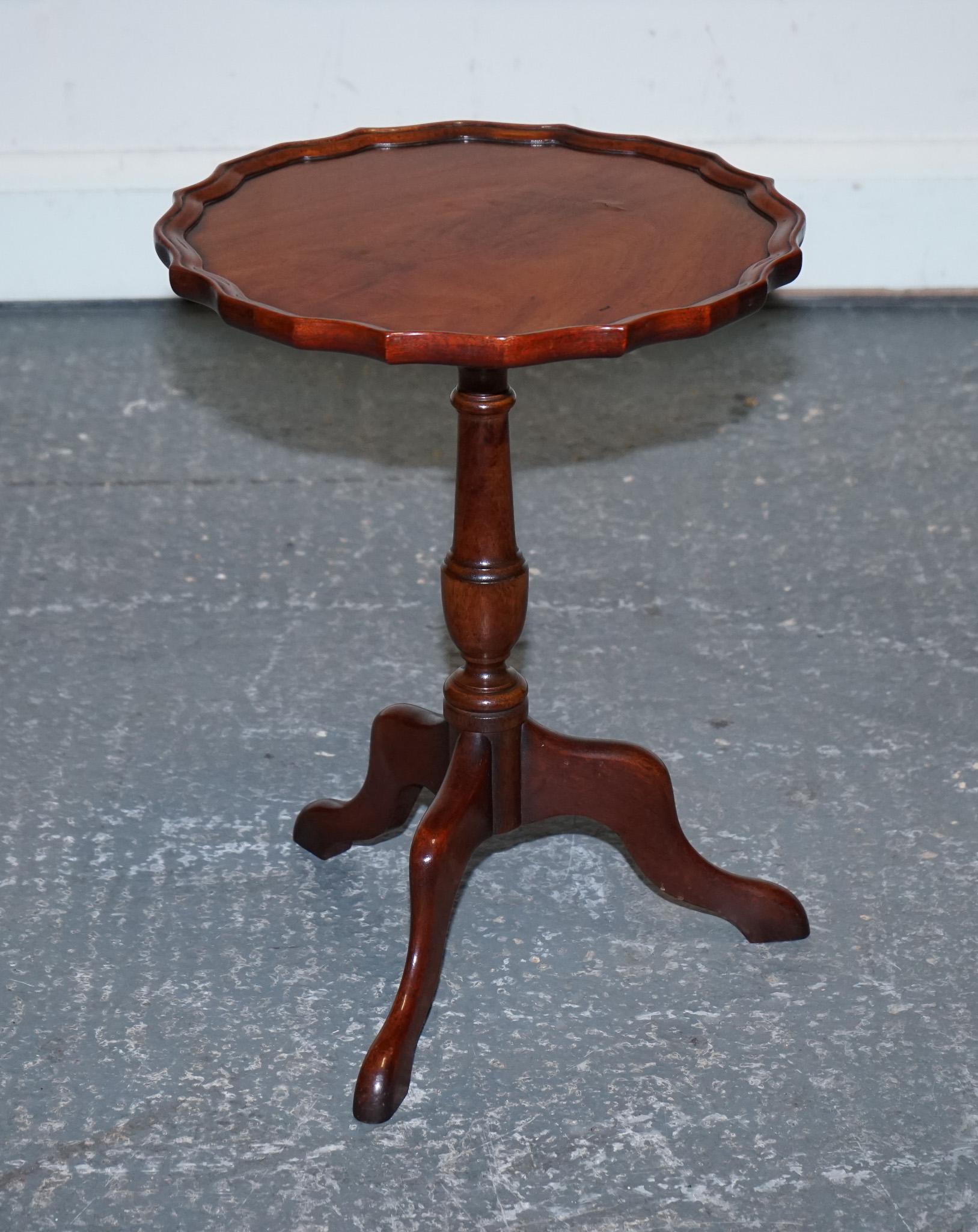 Hand-Crafted LOVELY VINTAGE WALNUT PIE CRUST LAMP WINE OCCASiONAL TABLE BY CHARLES BARR For Sale