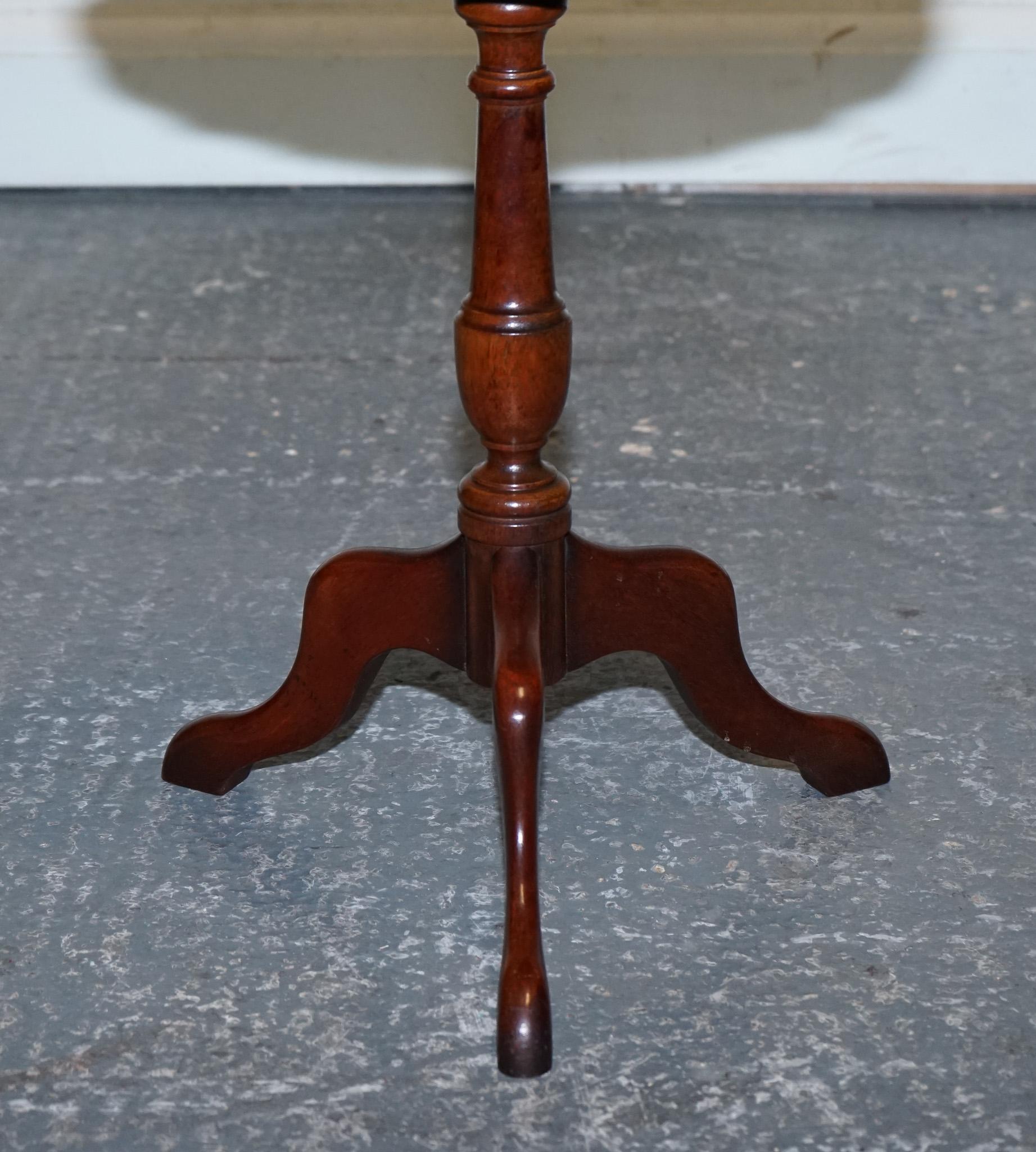 LOVELY VINTAGE WALNUT PIE CRUST LAMP WINE OCCASiONAL TABLE BY CHARLES BARR In Good Condition For Sale In Pulborough, GB