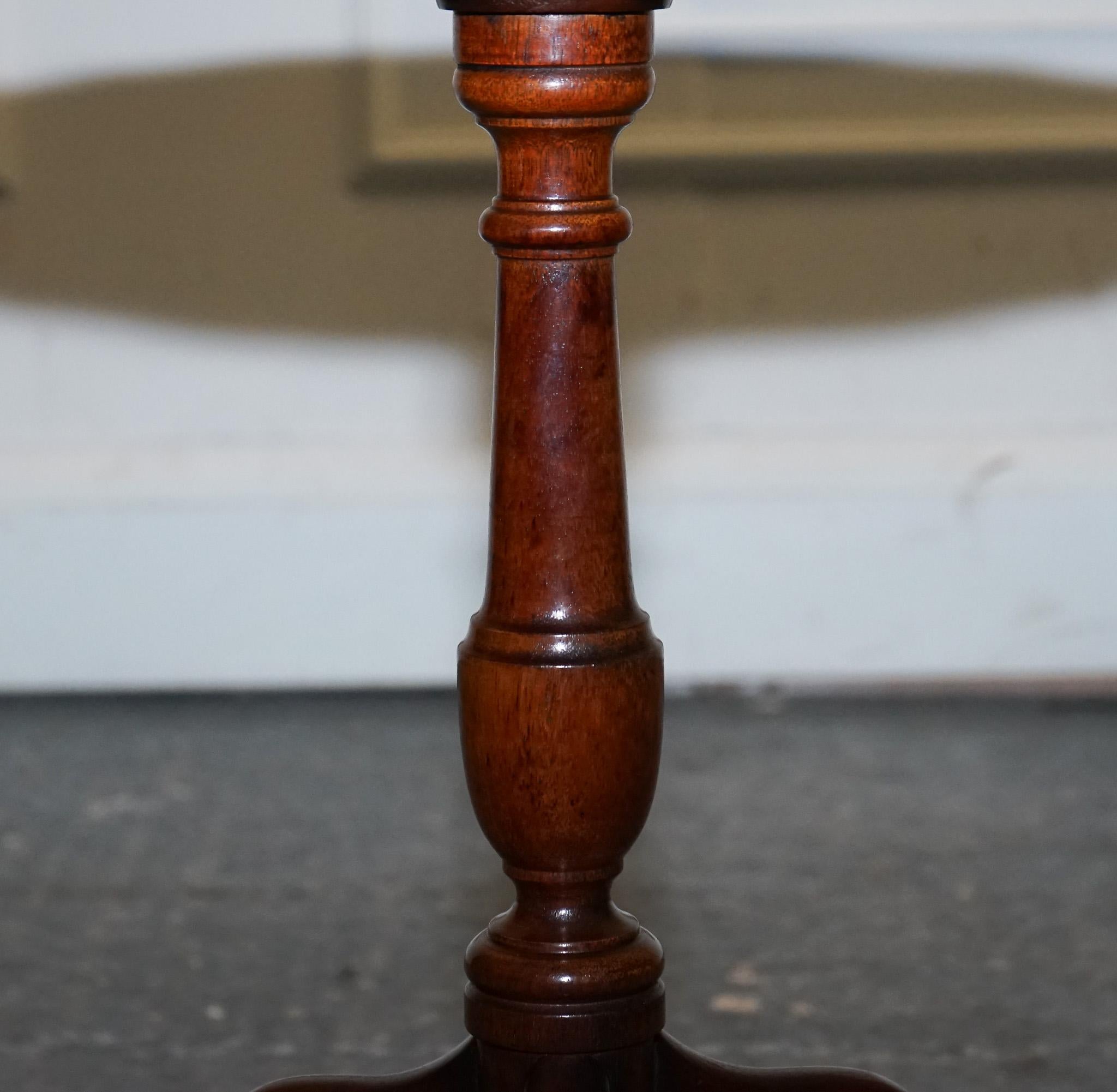 20th Century LOVELY VINTAGE WALNUT PIE CRUST LAMP WINE OCCASiONAL TABLE BY CHARLES BARR For Sale