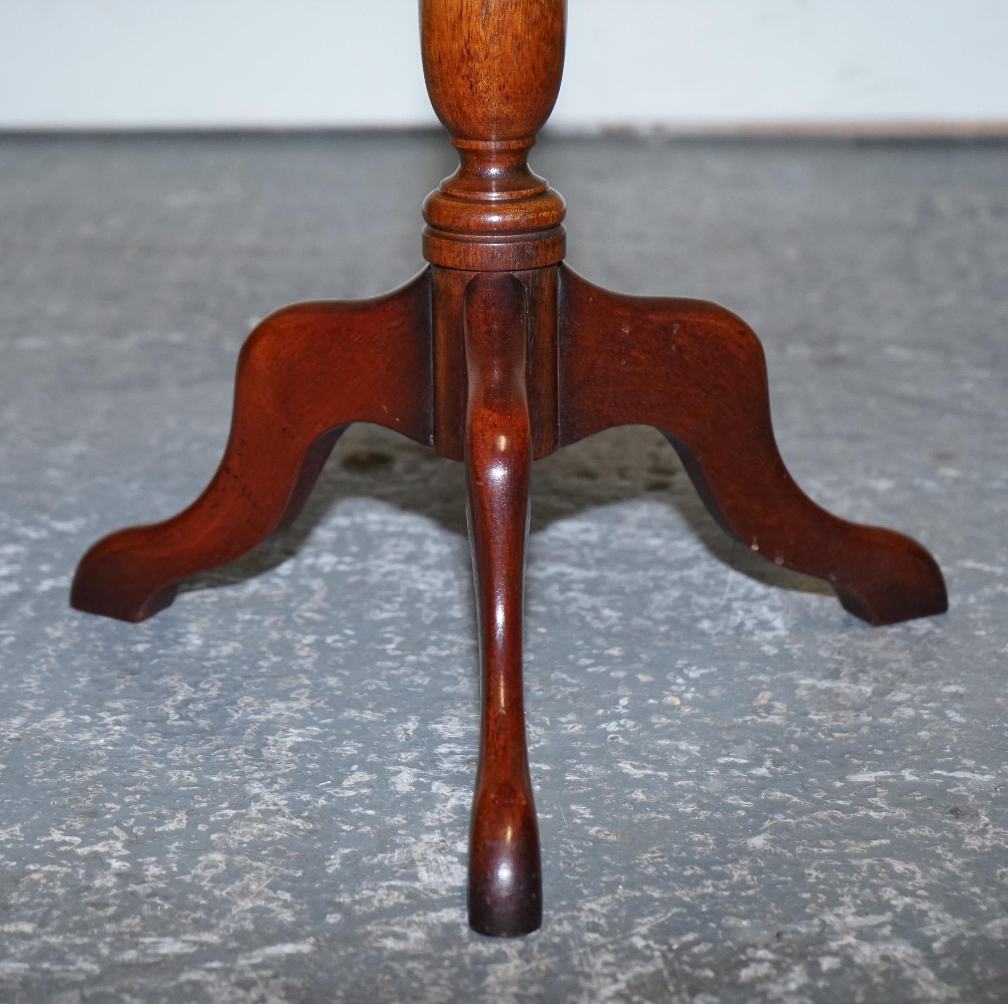 Walnut LOVELY VINTAGE WALNUT PIE CRUST LAMP WINE OCCASiONAL TABLE BY CHARLES BARR For Sale