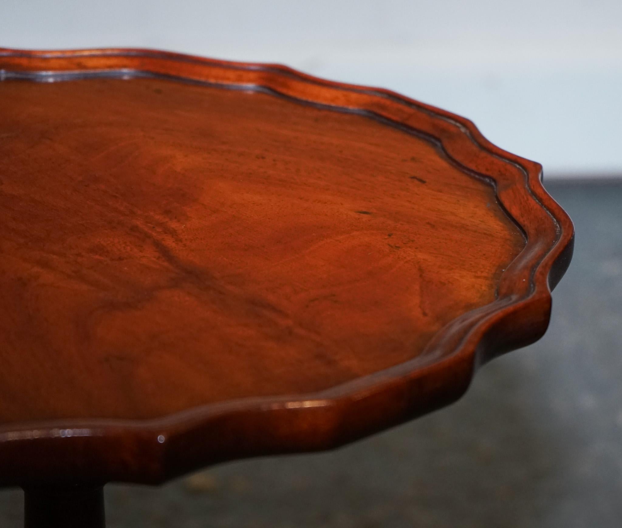 LOVELY VINTAGE WALNUT PIE CRUST LAMP WINE OCCASiONAL TABLE BY CHARLES BARR For Sale 2
