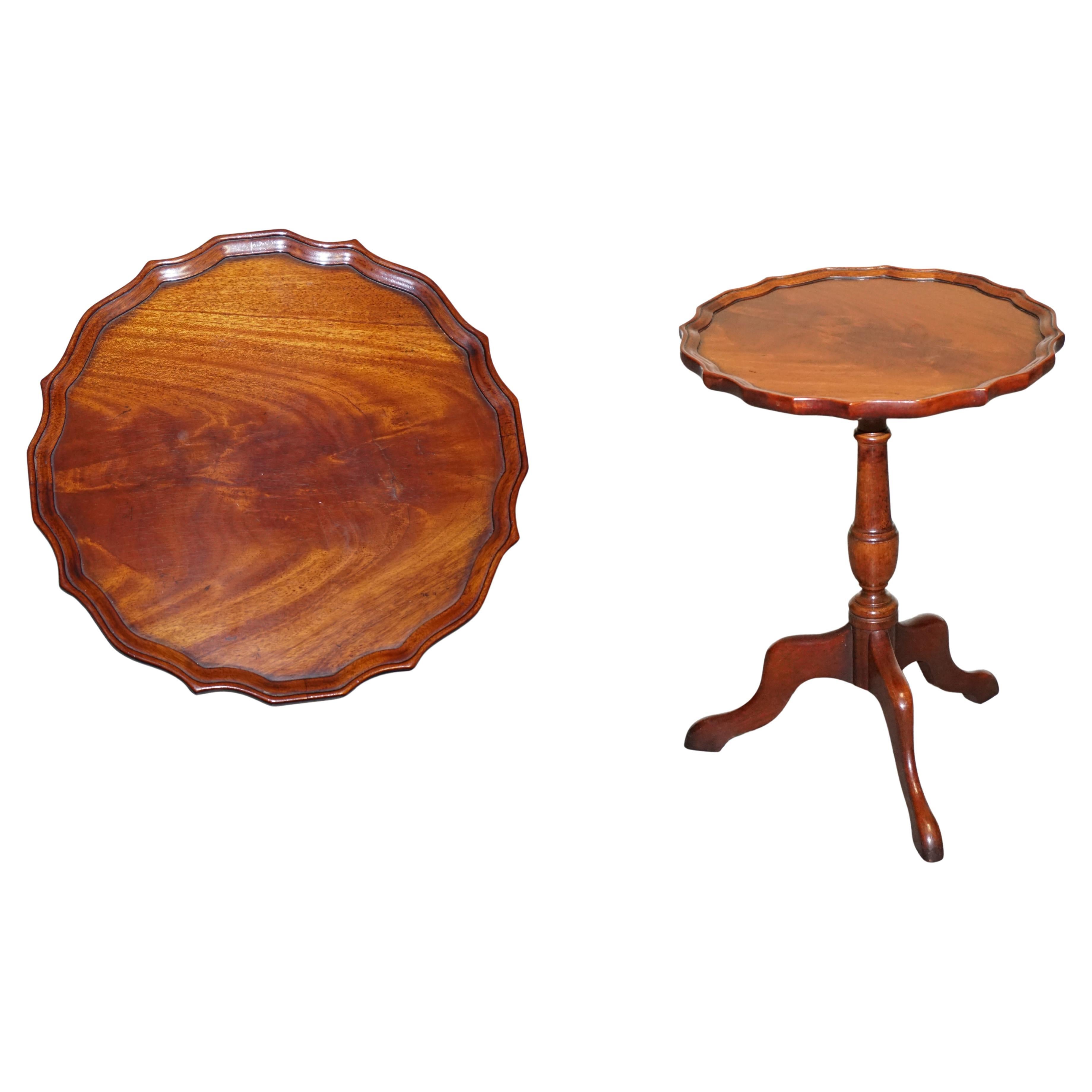 LOVELY VINTAGE WALNUT PIE CRUST LAMP WINE OCCASiONAL TABLE BY CHARLES BARR For Sale