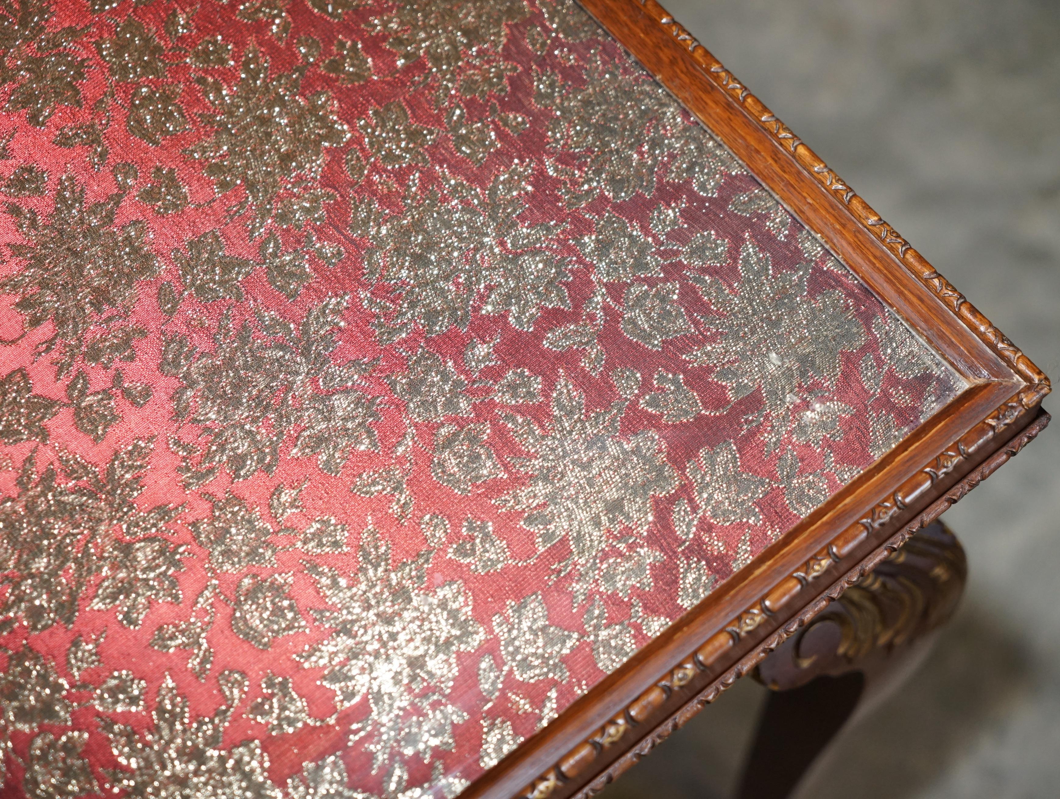 Ravissant bureau de bureau vintage en bois de feuillus avec plateau en verre brodé en soie en vente 5