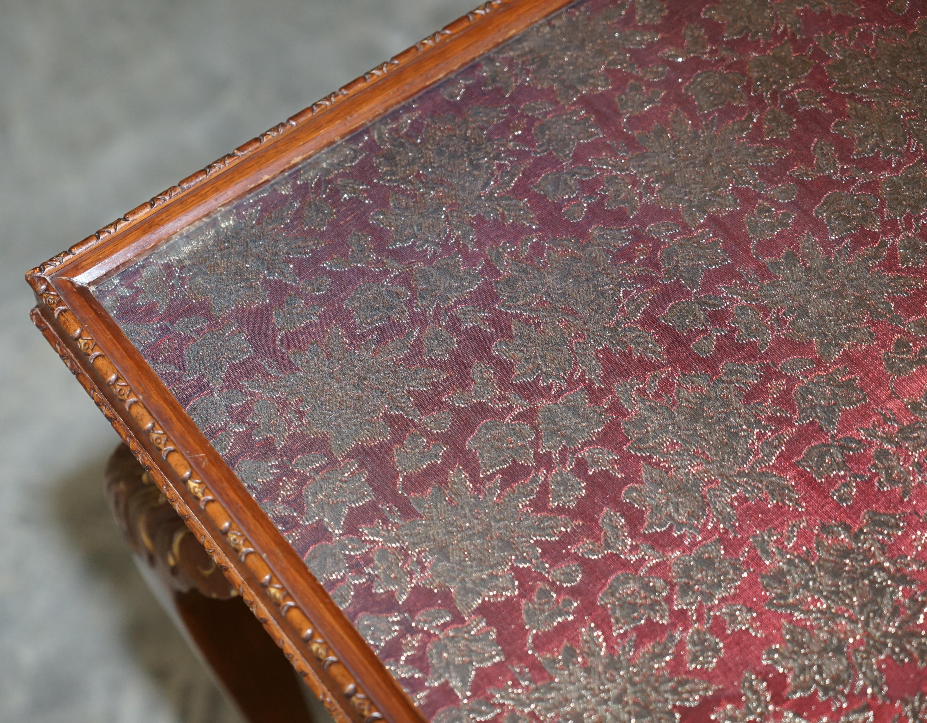 Schöner Vintage-Schreibtisch aus Hartholz mit bestickter Seiden-Glasplatte im Angebot 8