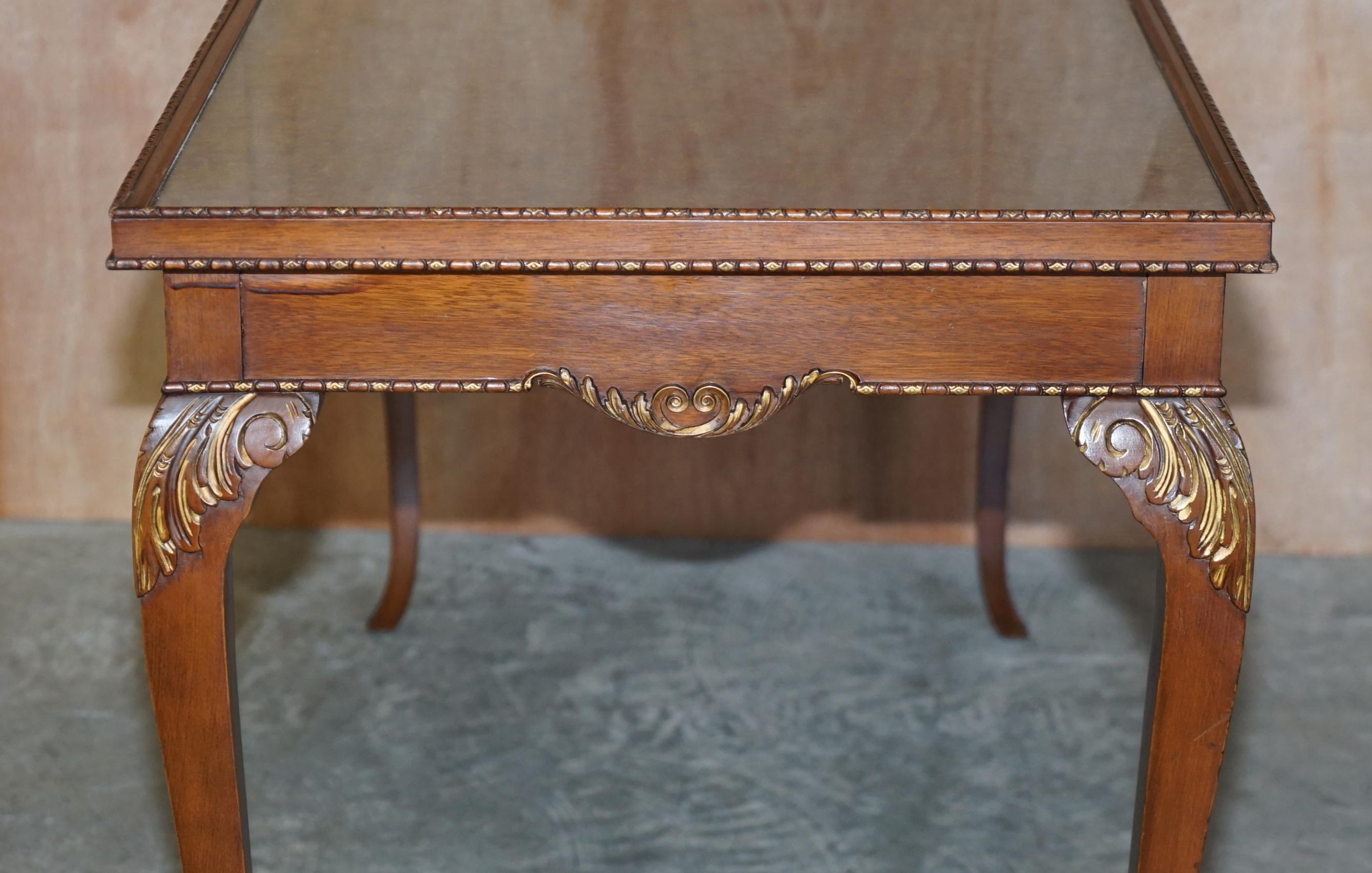 Schöner Vintage-Schreibtisch aus Hartholz mit bestickter Seiden-Glasplatte im Angebot 10