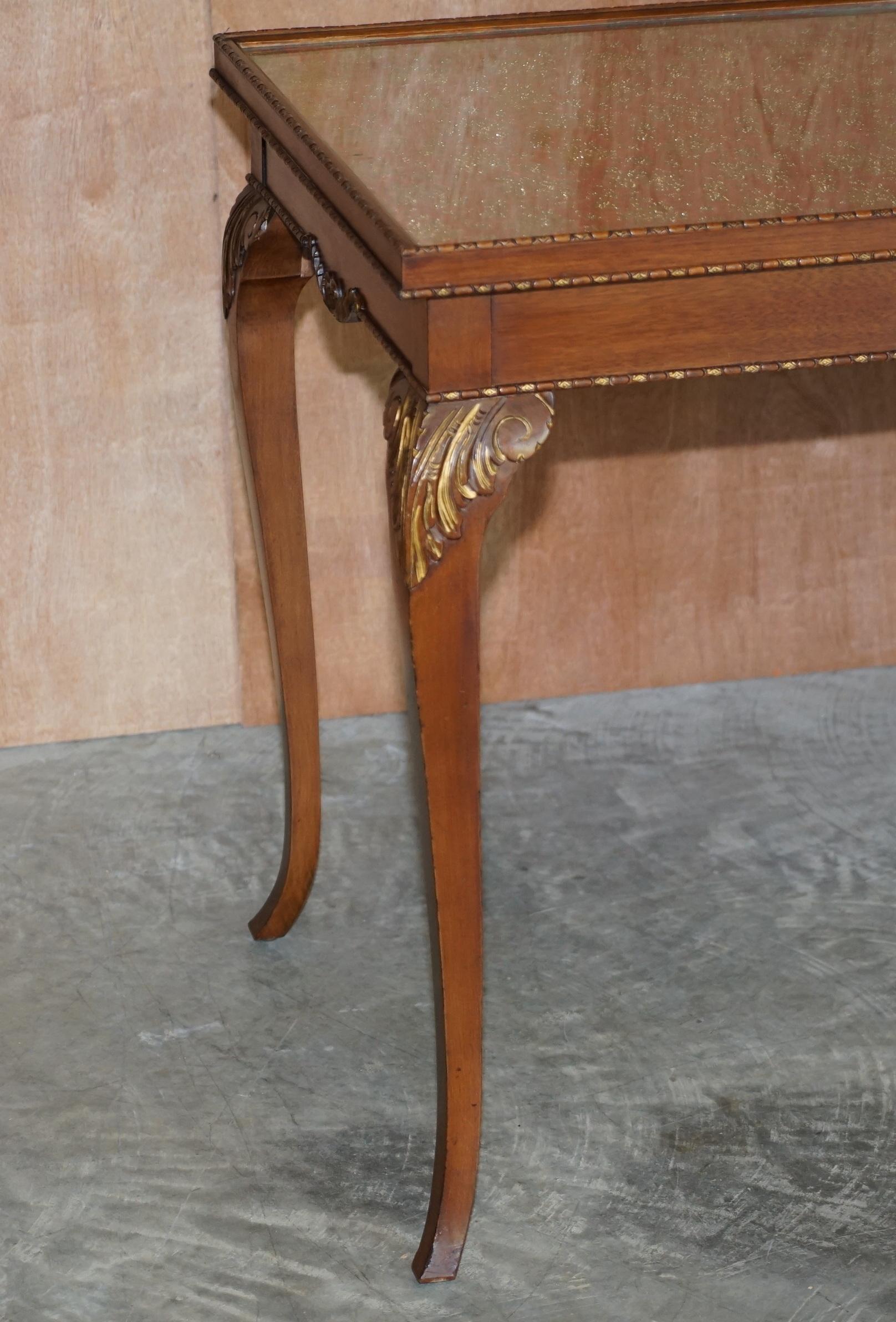 Schöner Vintage-Schreibtisch aus Hartholz mit bestickter Seiden-Glasplatte (Englisch) im Angebot