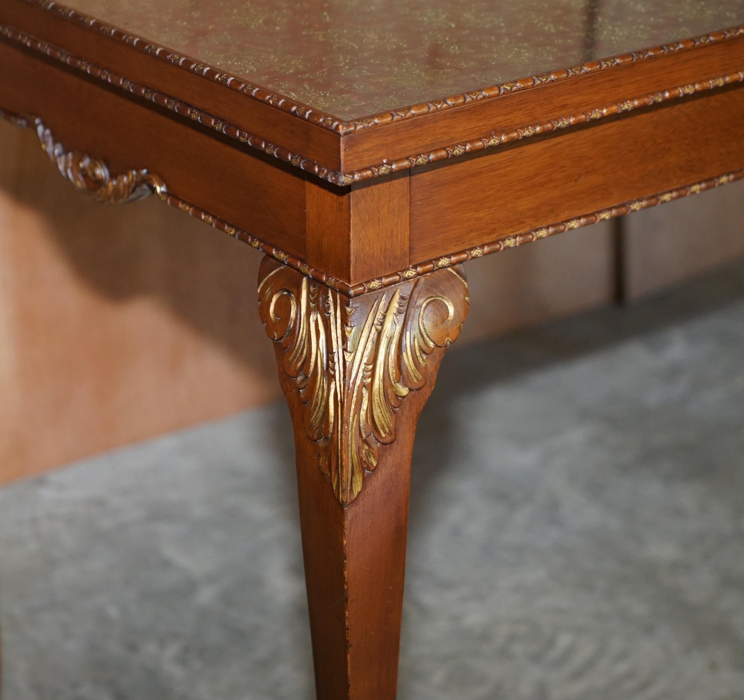 Schöner Vintage-Schreibtisch aus Hartholz mit bestickter Seiden-Glasplatte (Handgefertigt) im Angebot