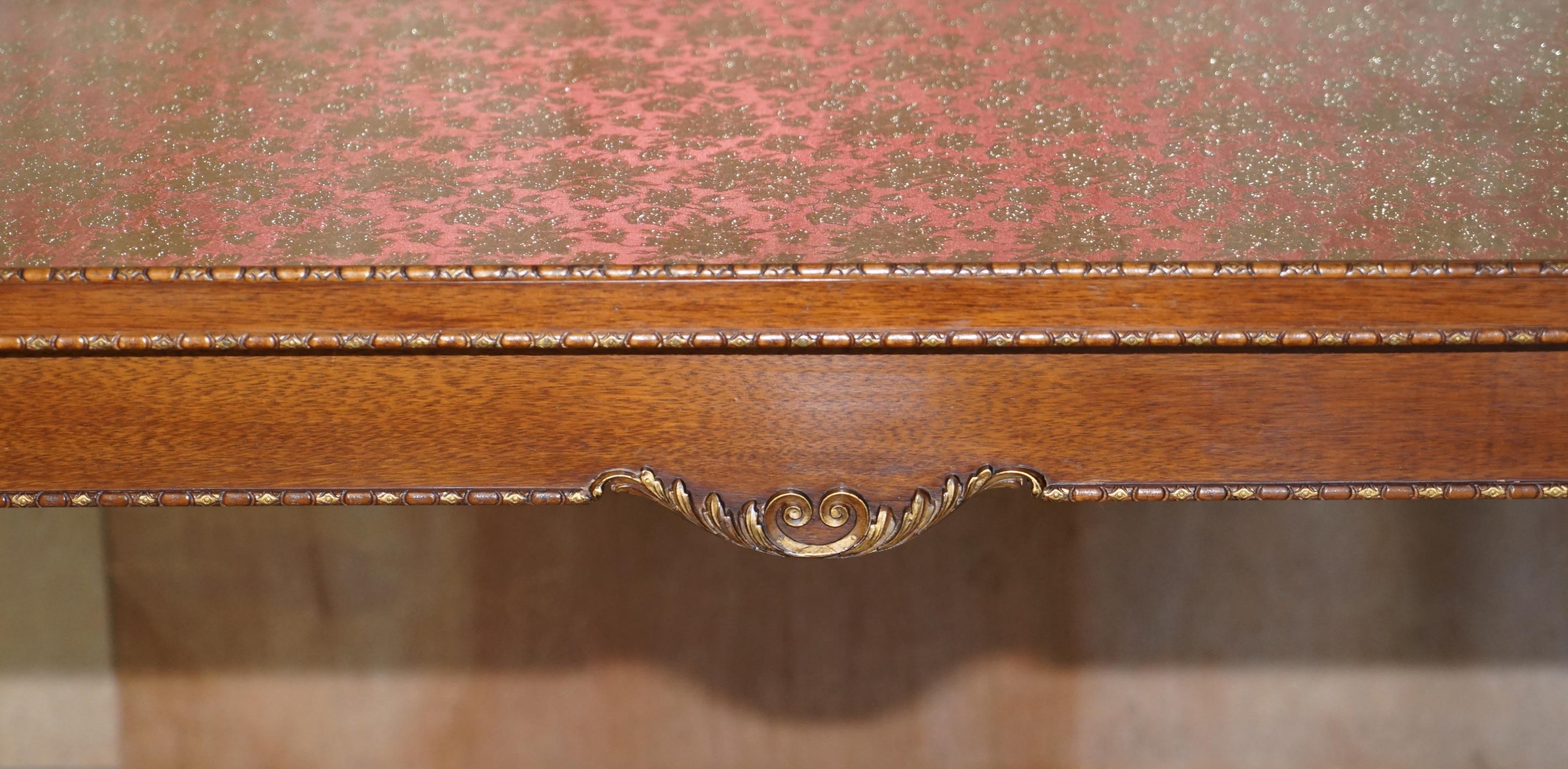 Schöner Vintage-Schreibtisch aus Hartholz mit bestickter Seiden-Glasplatte im Angebot 1