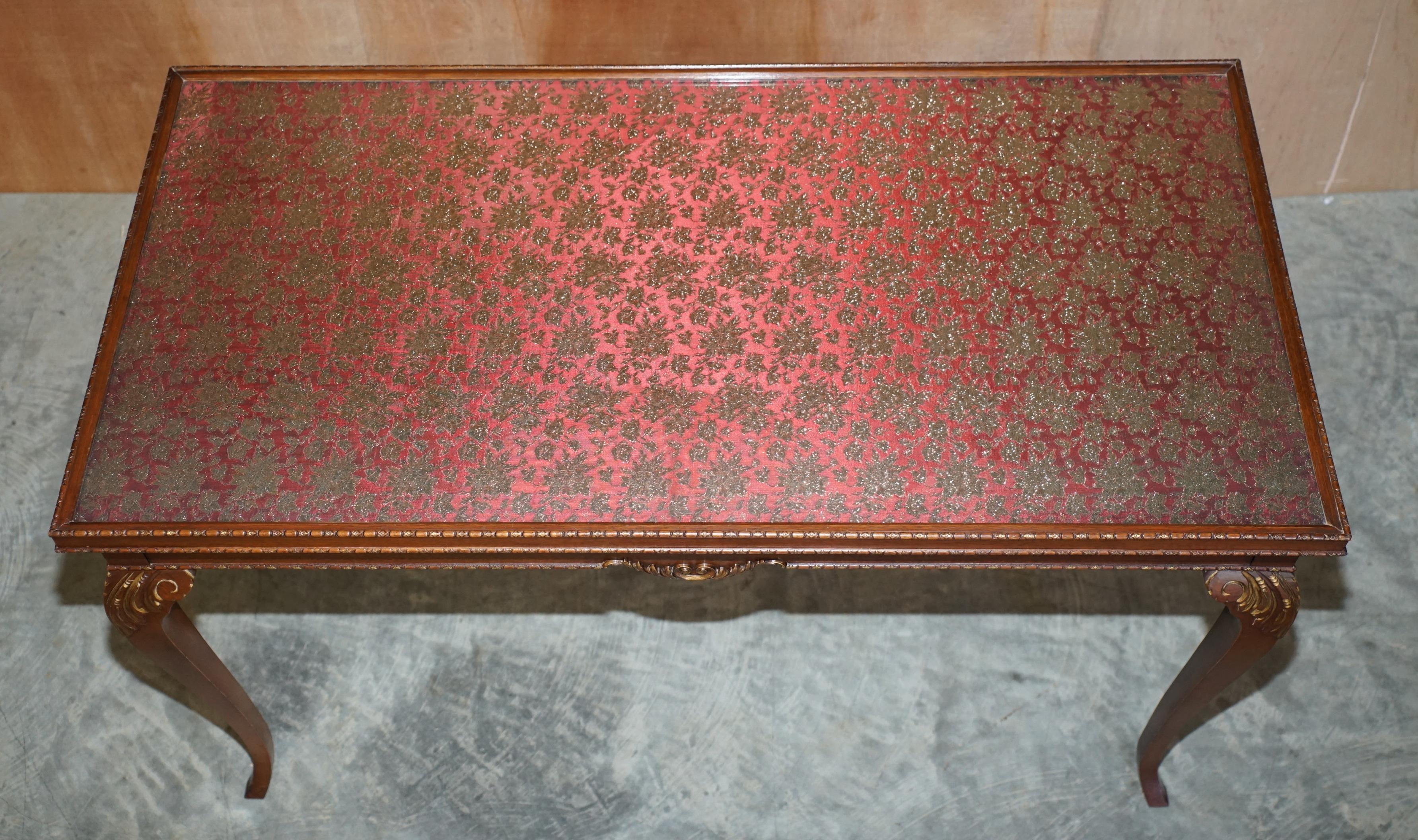Schöner Vintage-Schreibtisch aus Hartholz mit bestickter Seiden-Glasplatte im Angebot 2