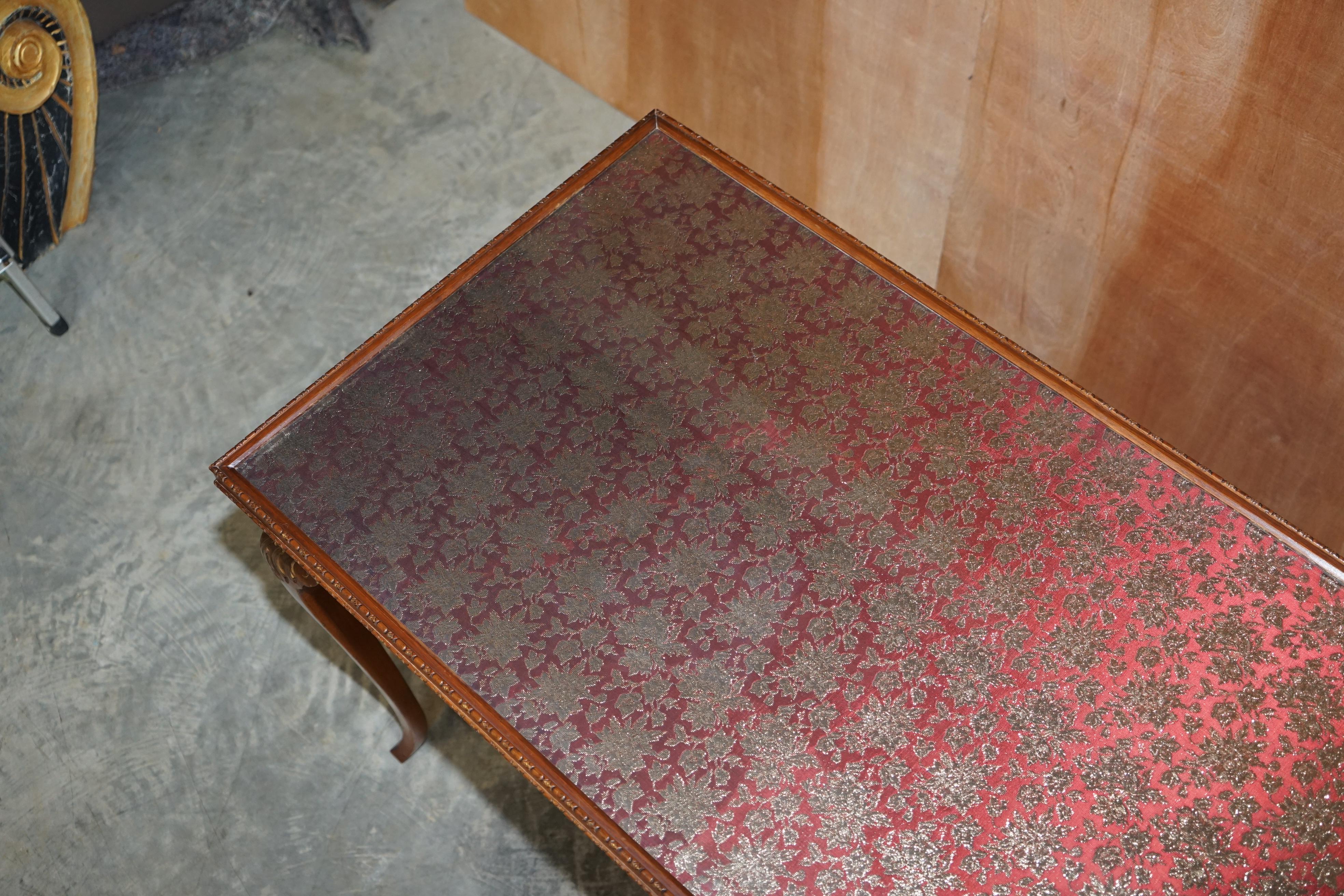 Ravissant bureau de bureau vintage en bois de feuillus avec plateau en verre brodé en soie en vente 2