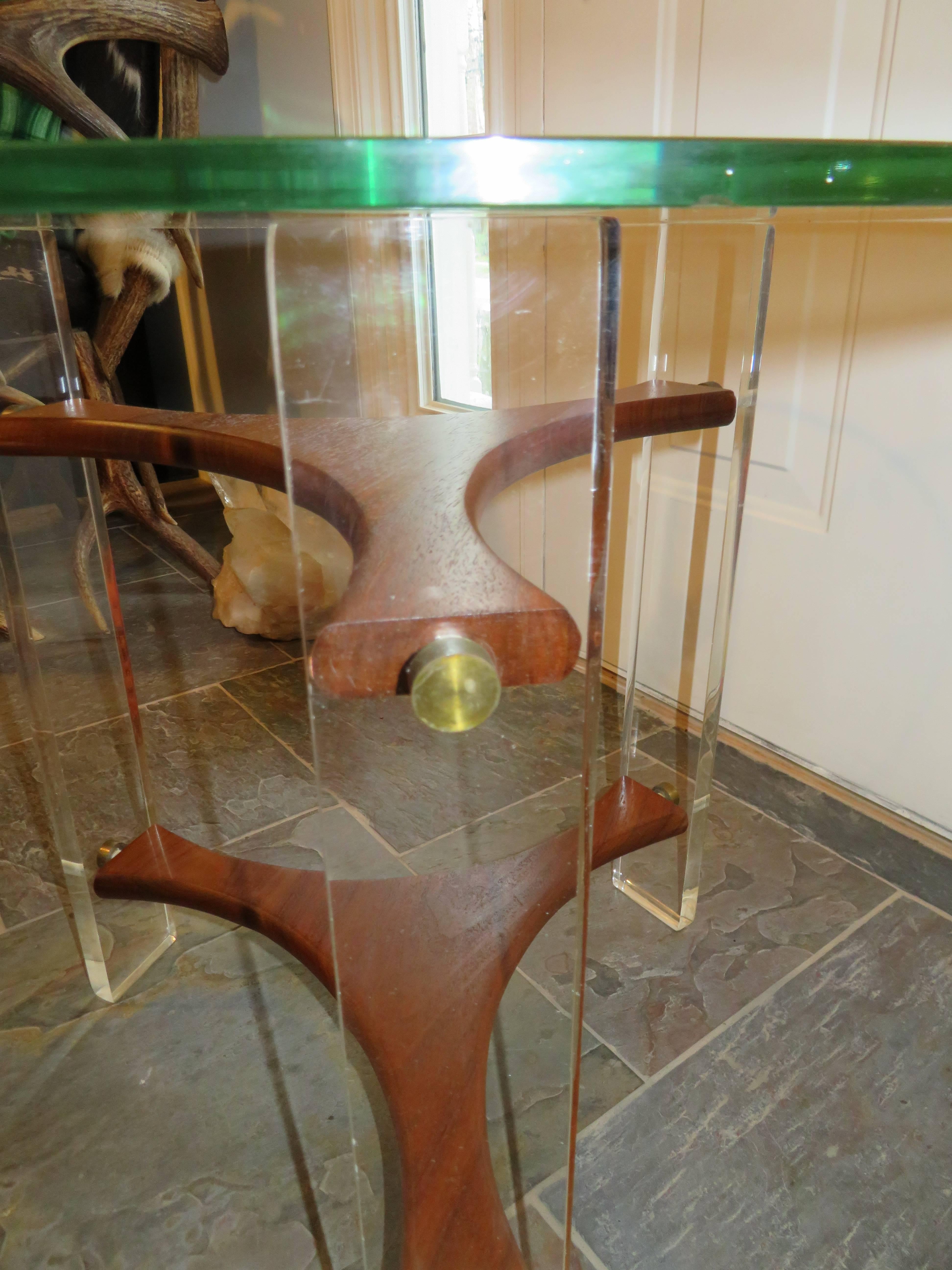 Lovely Walnut Lucite Side End Table Mid-Century Modern In Good Condition For Sale In Pemberton, NJ