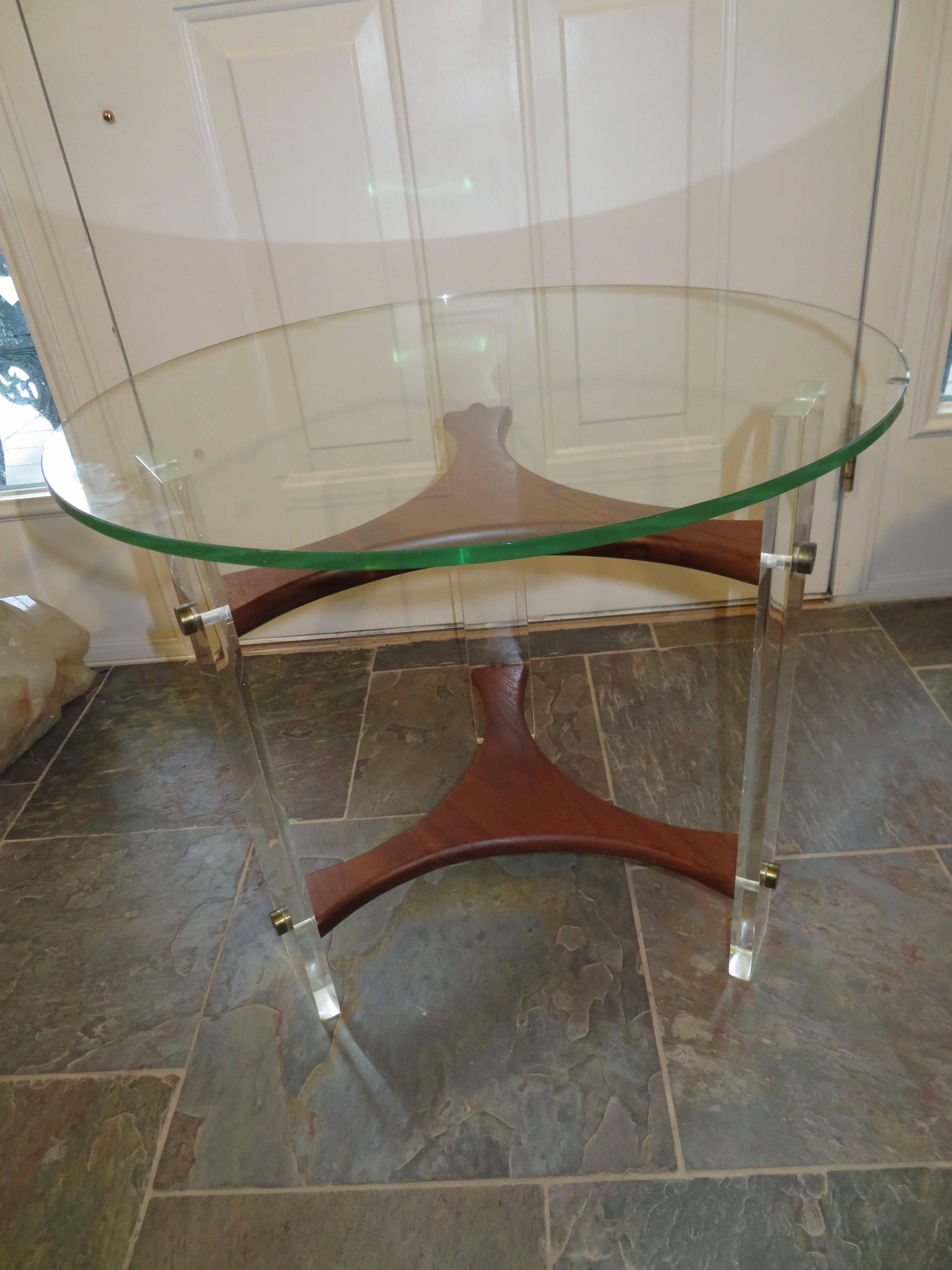 Lovely Walnut Lucite Side End Table Mid-Century Modern For Sale 3