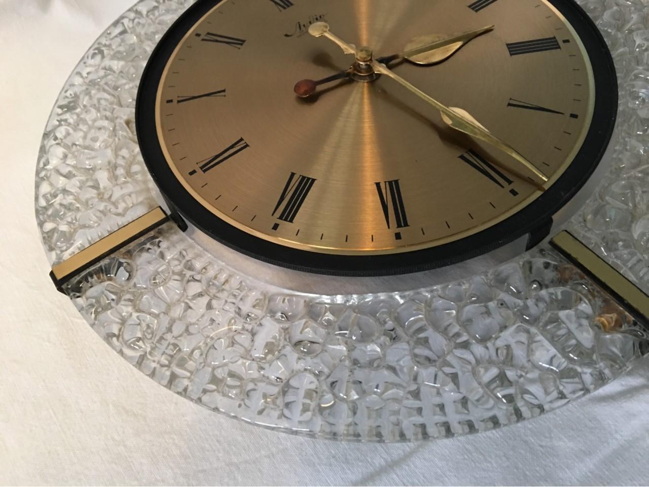 Lovely Wall Clock 1960s with Bubble Glass Surrounding in W.Germany 1960s In Good Condition For Sale In Frisco, TX