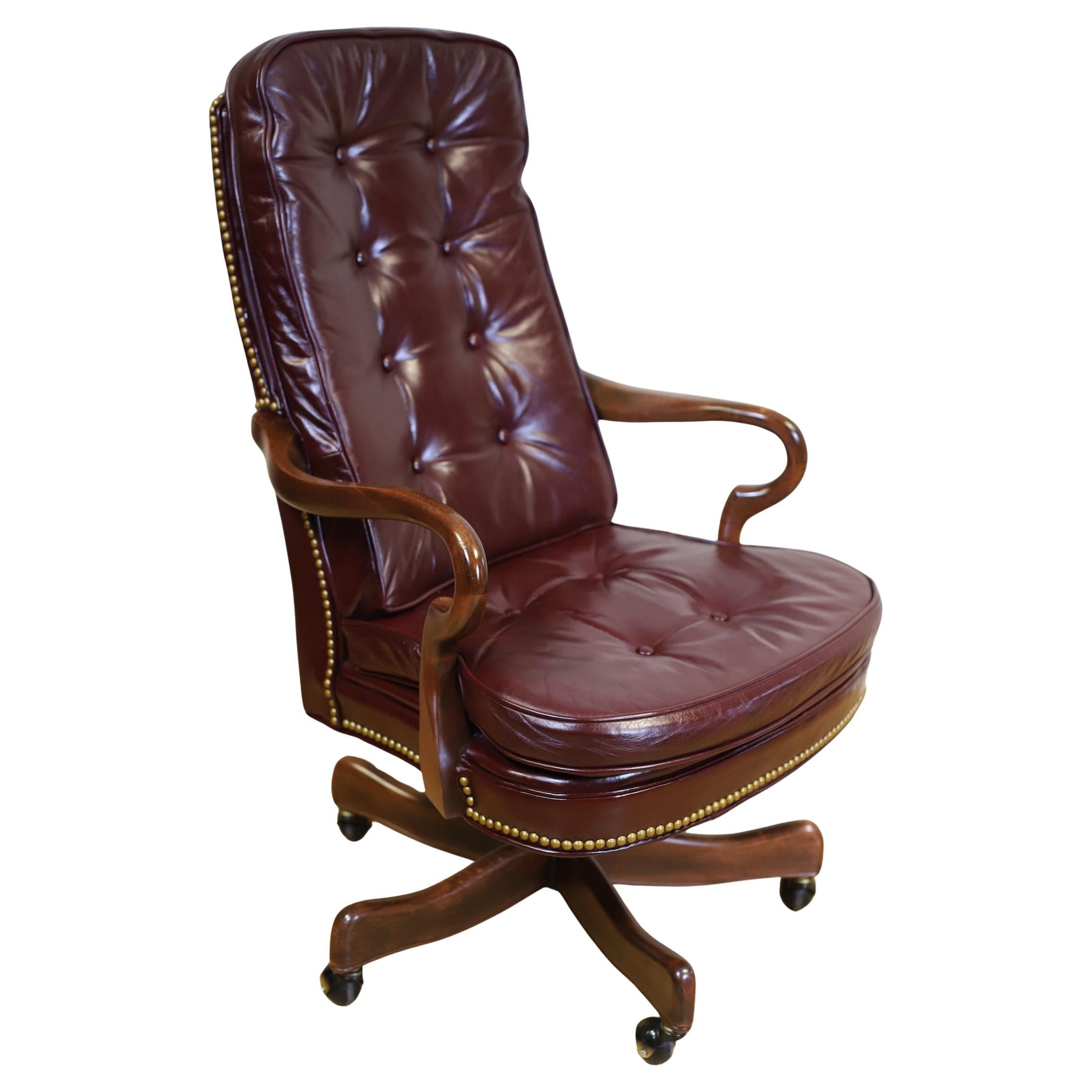 Schöner Schreibtischstuhl aus Nussbaum und Leder mit Drehfunktion im Angebot