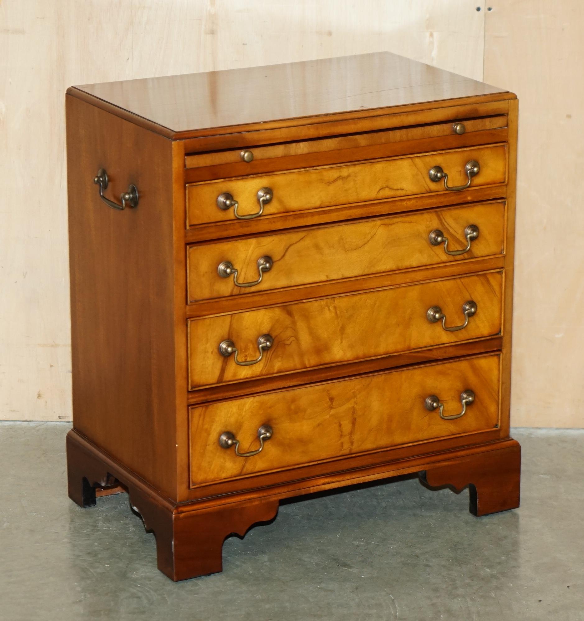 Royal House Antiques

Royal House Antiques a le plaisir d'offrir à la vente cette sublime table de nuit ou table d'appoint en noyer de style Campaigner avec plateau de service en cuir marron. 

Veuillez noter que les frais de livraison indiqués ne