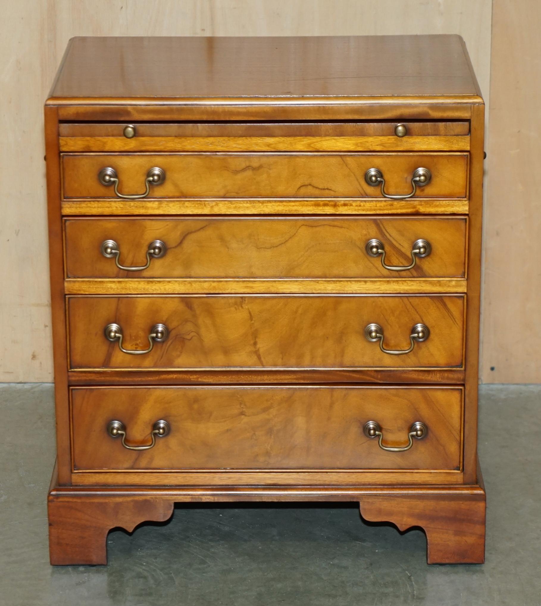Campagne JOLIE TABLE DE NUIT DE CAMPAGNE MILITAIRE EN CUIR MARRON WALNUT OU TABLE DE SiDE en vente