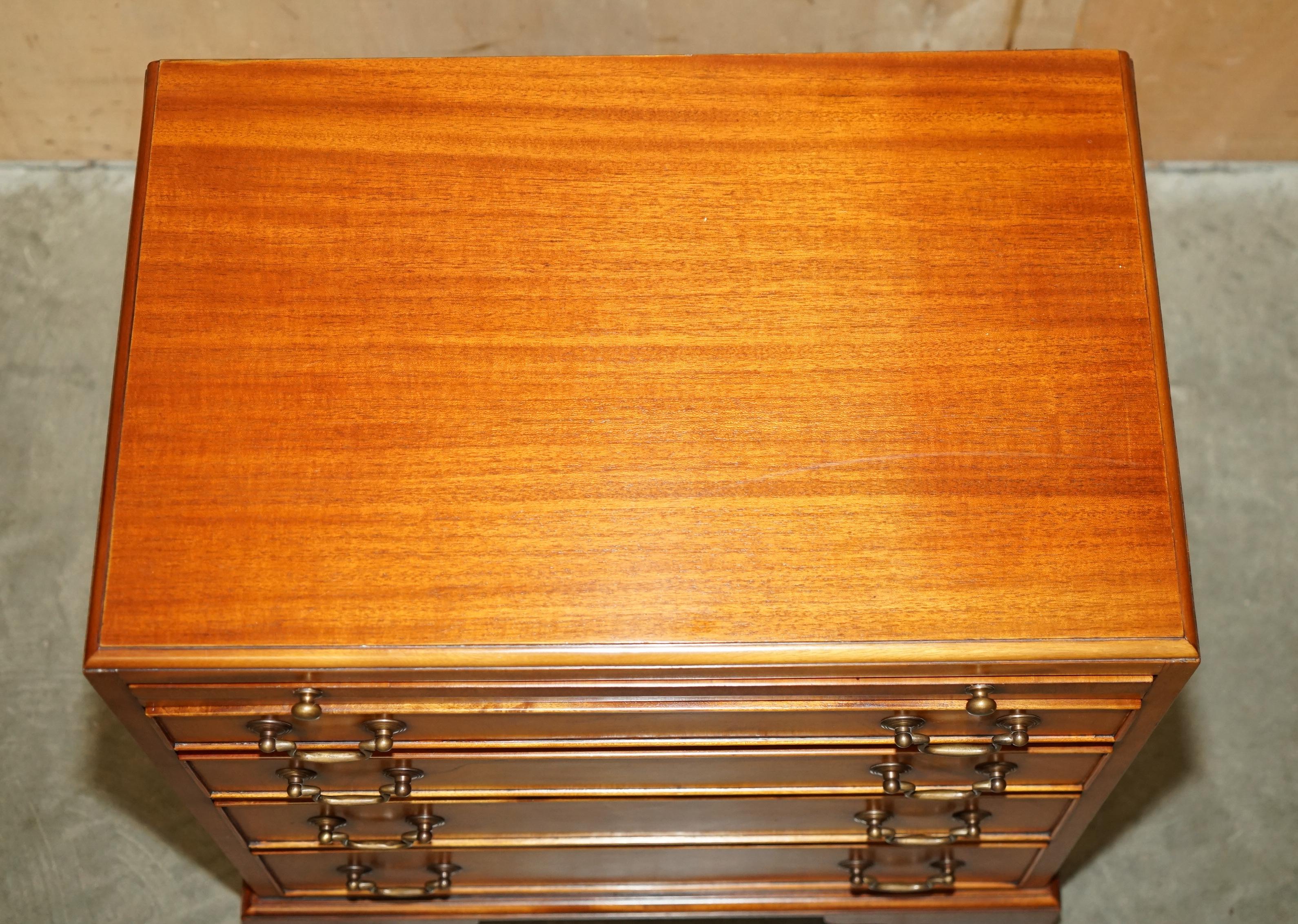Anglais JOLIE TABLE DE NUIT DE CAMPAGNE MILITAIRE EN CUIR MARRON WALNUT OU TABLE DE SiDE en vente