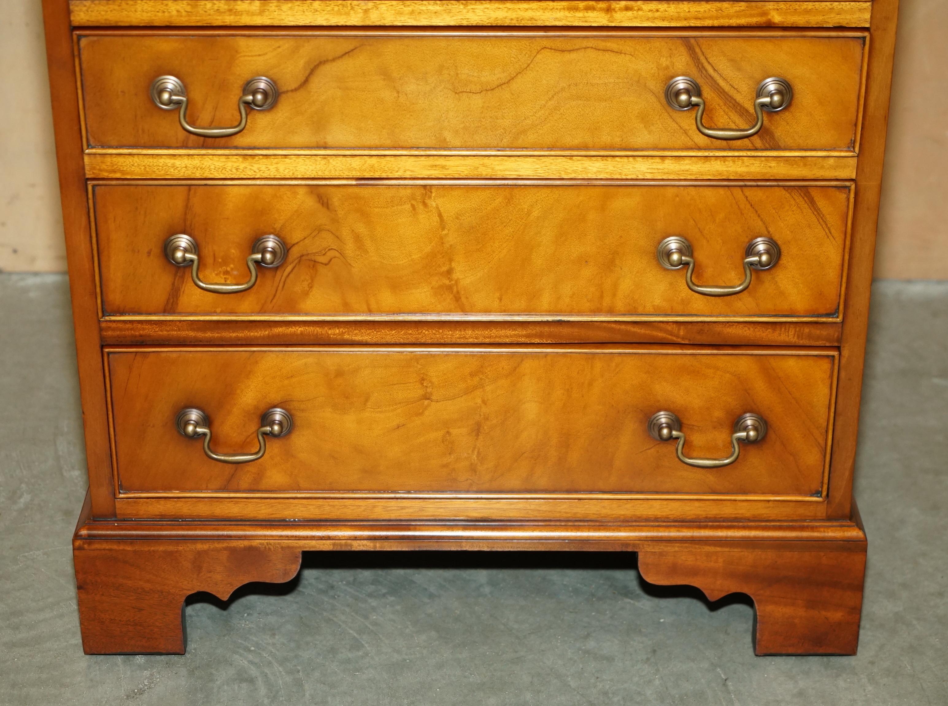 20ième siècle JOLIE TABLE DE NUIT DE CAMPAGNE MILITAIRE EN CUIR MARRON WALNUT OU TABLE DE SiDE en vente