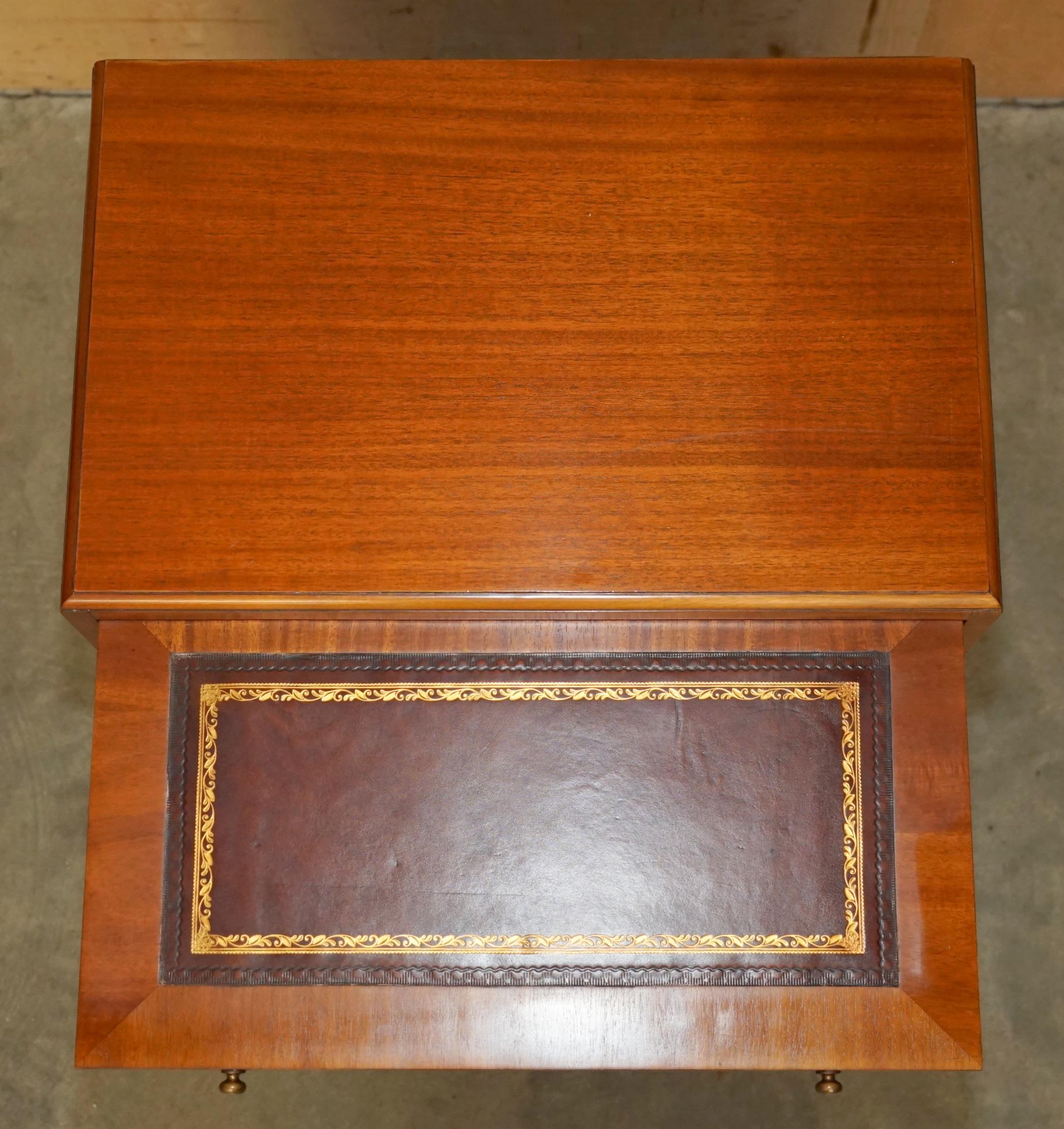 Cuir JOLIE TABLE DE NUIT DE CAMPAGNE MILITAIRE EN CUIR MARRON WALNUT OU TABLE DE SiDE en vente