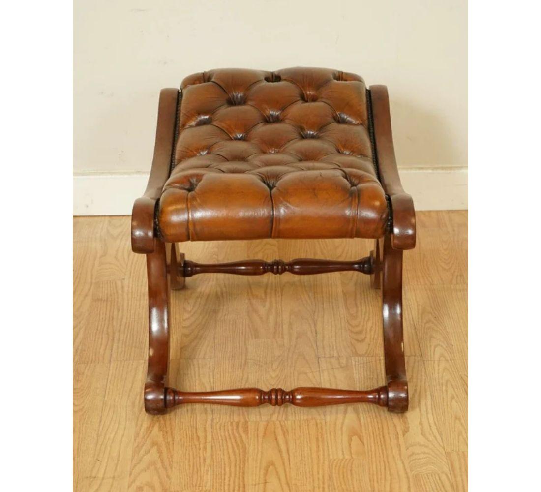 Cuir Ravissant tabouret de selle à pieds incurvé Chesterfield marron whisky teint à la main en vente