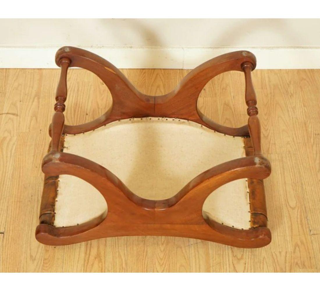 Ravissant tabouret de selle à pieds incurvé Chesterfield marron whisky teint à la main en vente 1