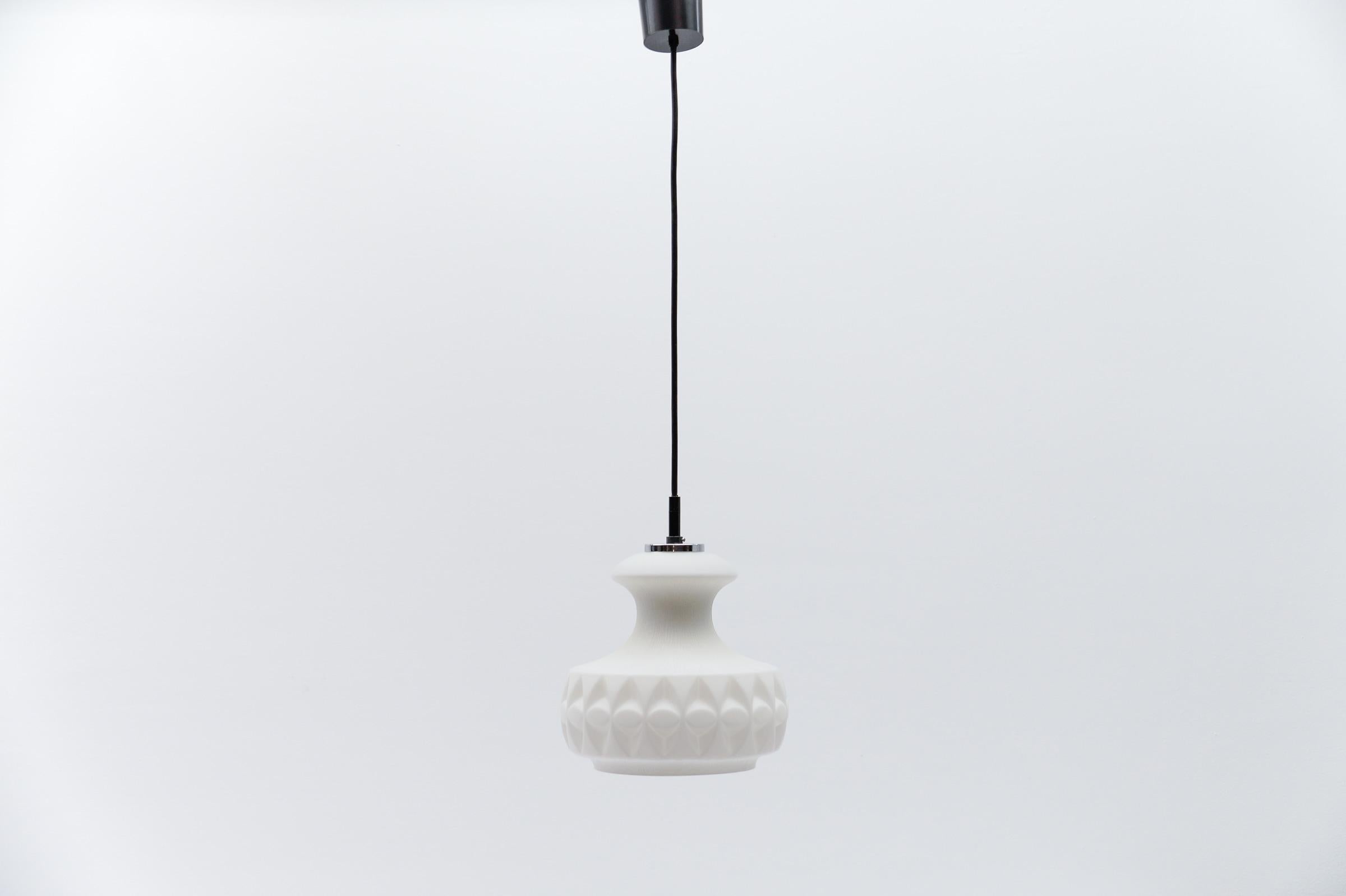 Lampada da soffitto in vetro bianco di Peill & Putzler, anni '60

La lunghezza del cavo con la lampada è di 80 cm in totale, ma può essere regolata fino a 40 cm e fino a 100 cm. 

La lampada necessita di 1x lampadina a vite E27 / E26 Edison, è