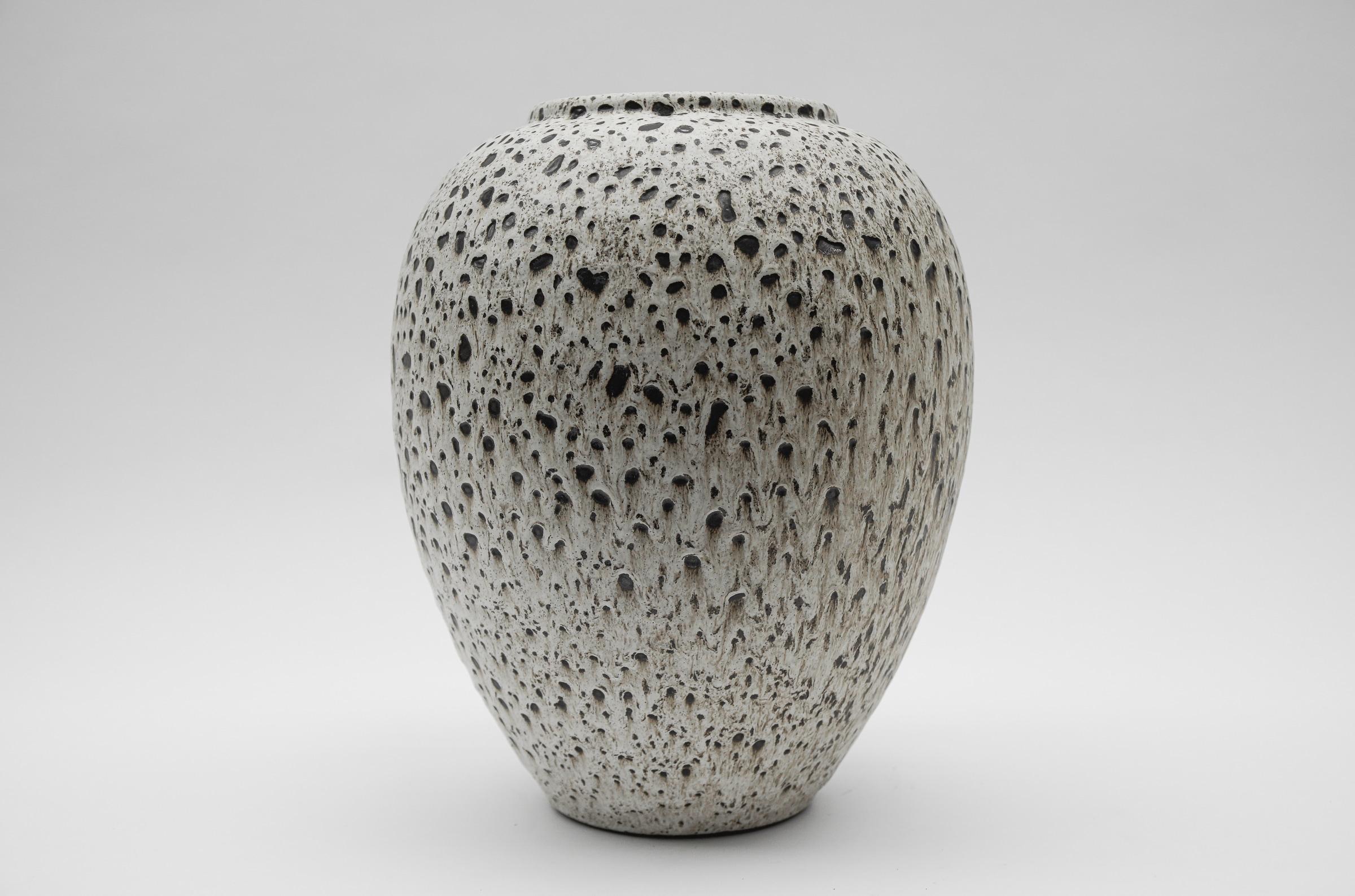 Mid-Century Modern Joli vase en céramique Studio blanc et noir de Wilhelm & Ellis Ceramics, années 1960, Allemagne en vente