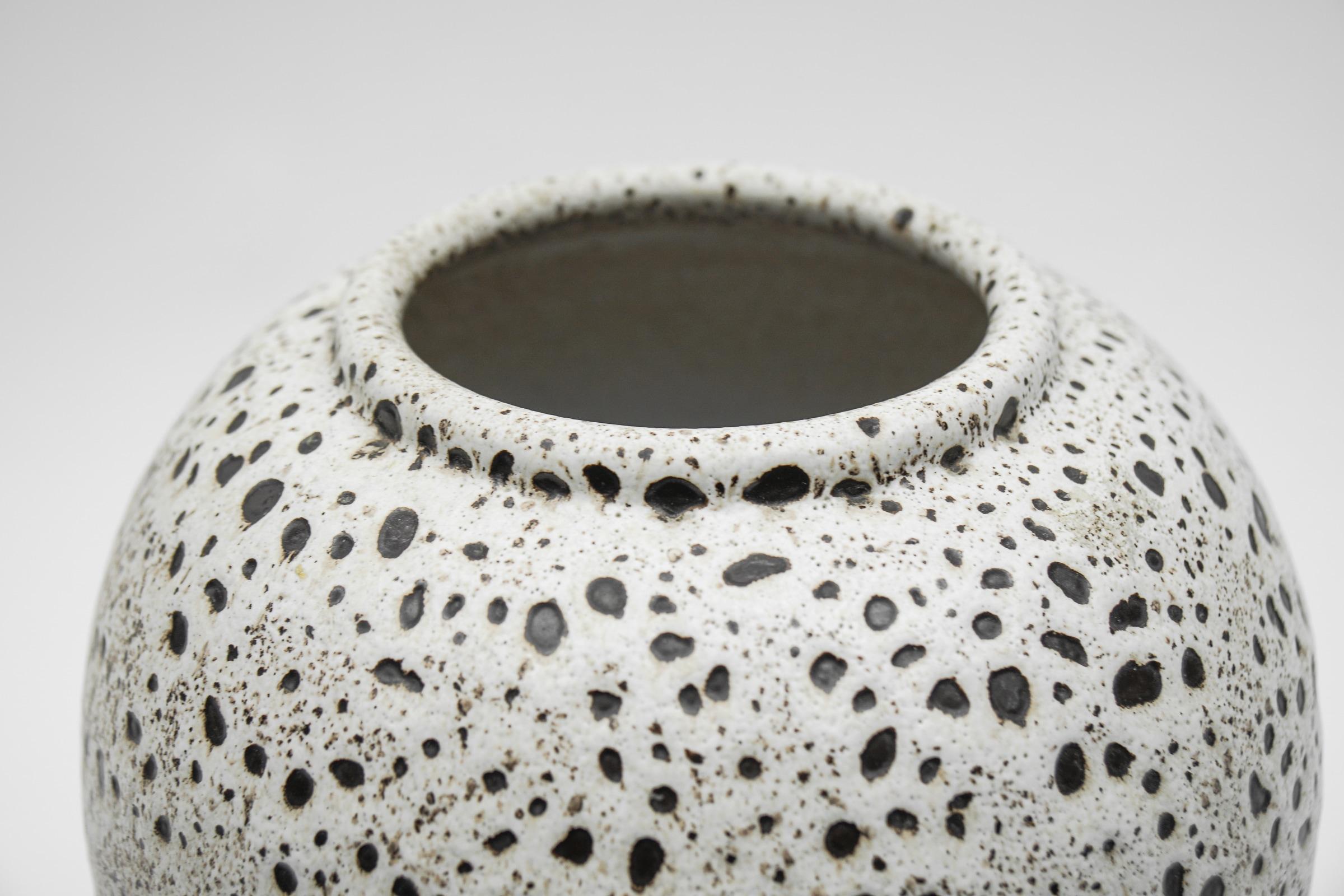 Milieu du XXe siècle Joli vase en céramique Studio blanc et noir de Wilhelm & Ellis Ceramics, années 1960, Allemagne en vente