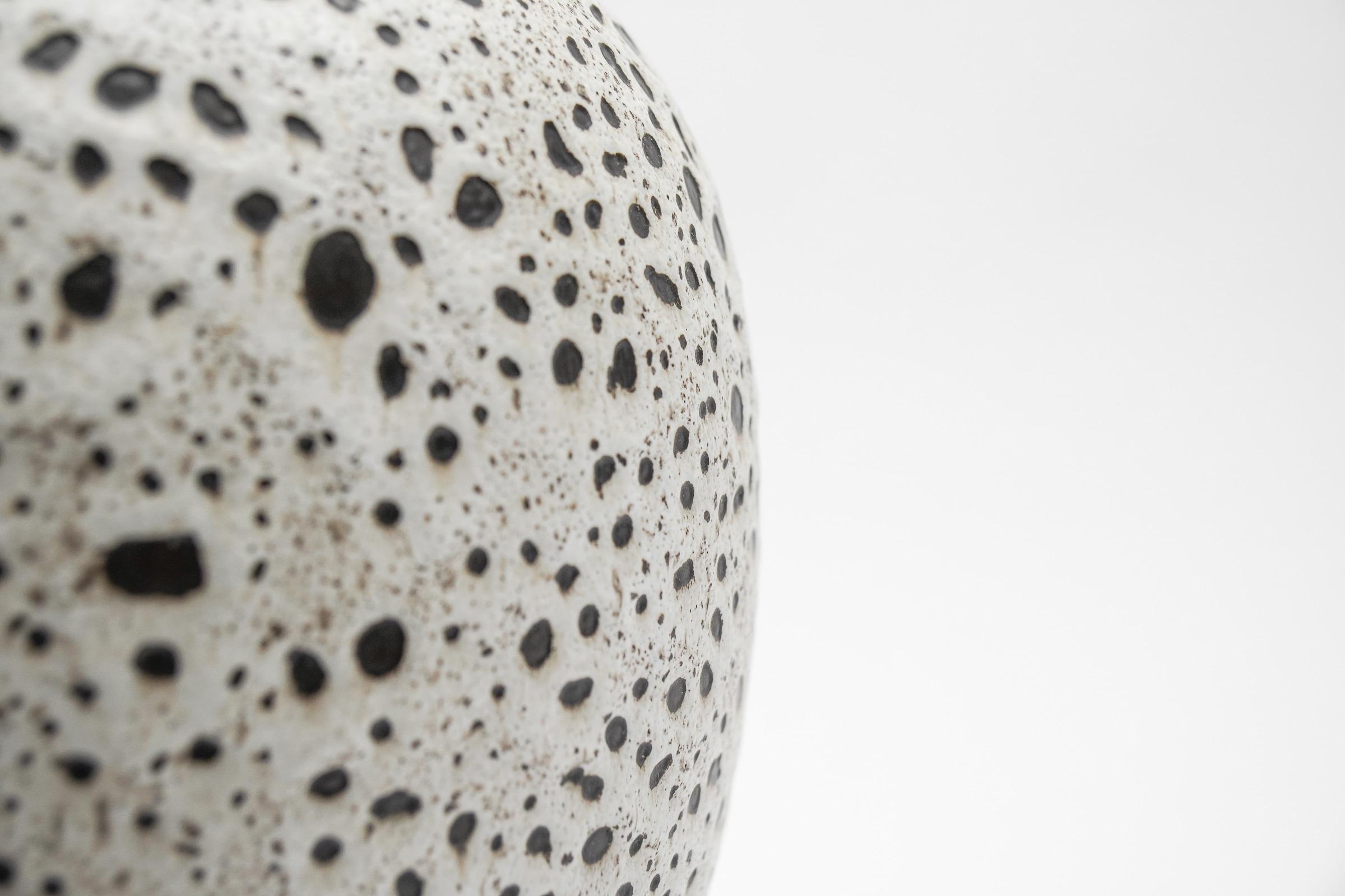 Joli vase en céramique Studio blanc et noir de Wilhelm & Ellis Ceramics, années 1960, Allemagne en vente 1