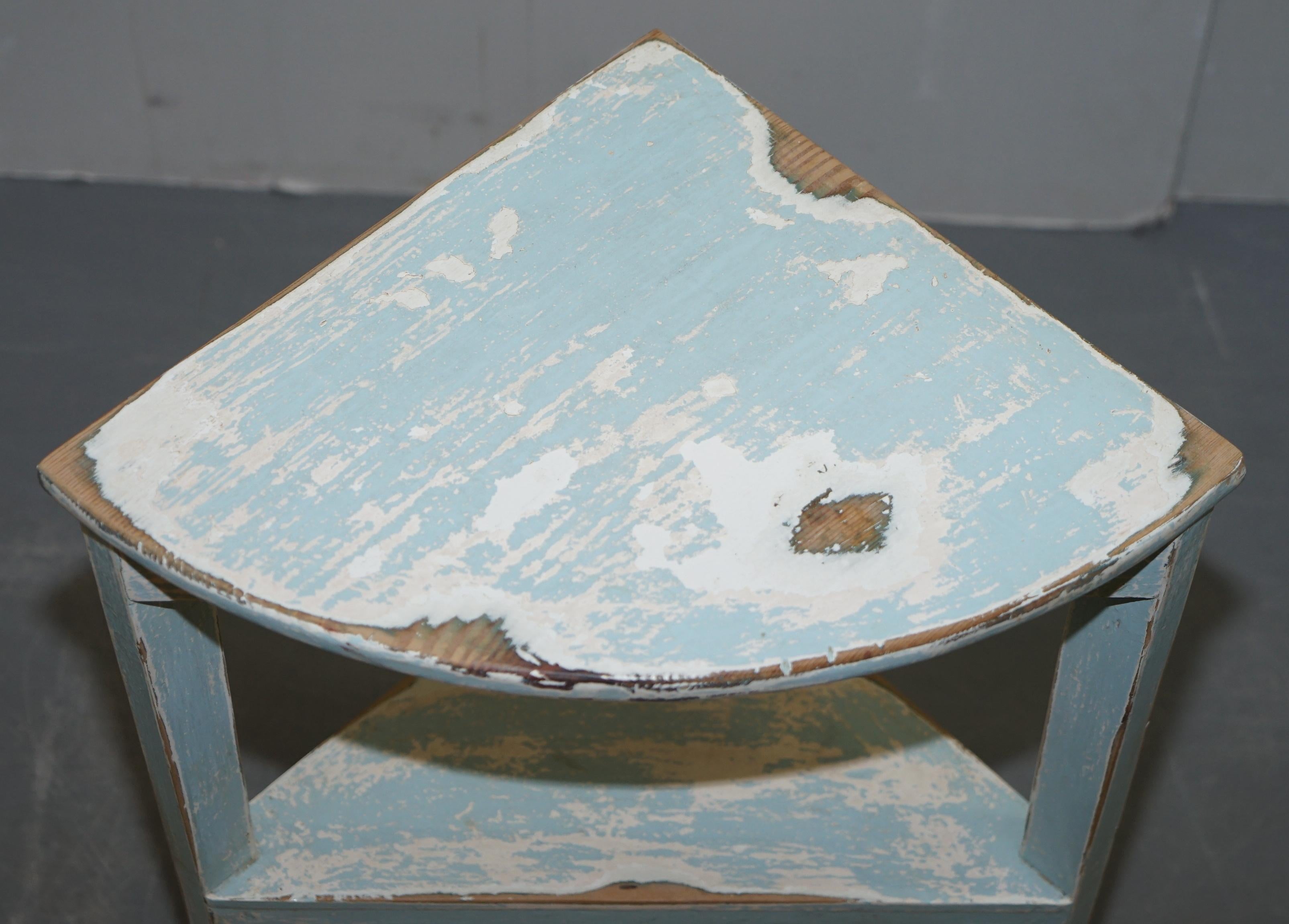 We are delighted to offer for sale this lovely white eggshell blue painted distressed corner plant stand, bookshelf.

A very good looking well made and decorative corner unit, ideally suited with a plant on top and something decorative