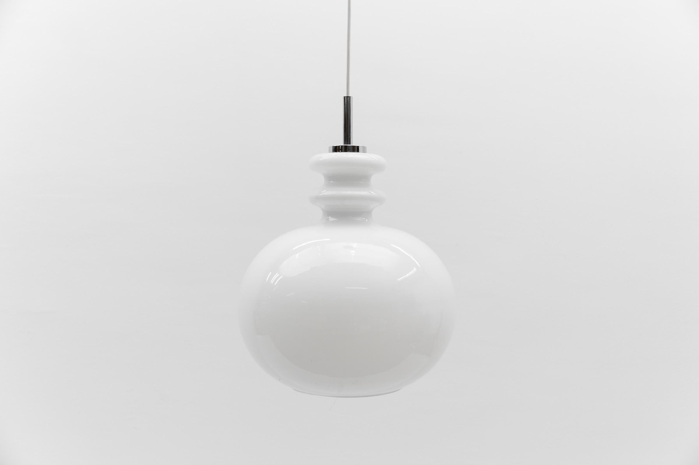 Preciosa lámpara de techo de cristal blanco de Peill & Putzler, años 60

La longitud del cable con la lámpara es de 105 cm en total, puede ajustarse hasta 60 cm. 

La lámpara necesita 1 bombilla de rosca Edison E27 / E26, está cableada, en buen