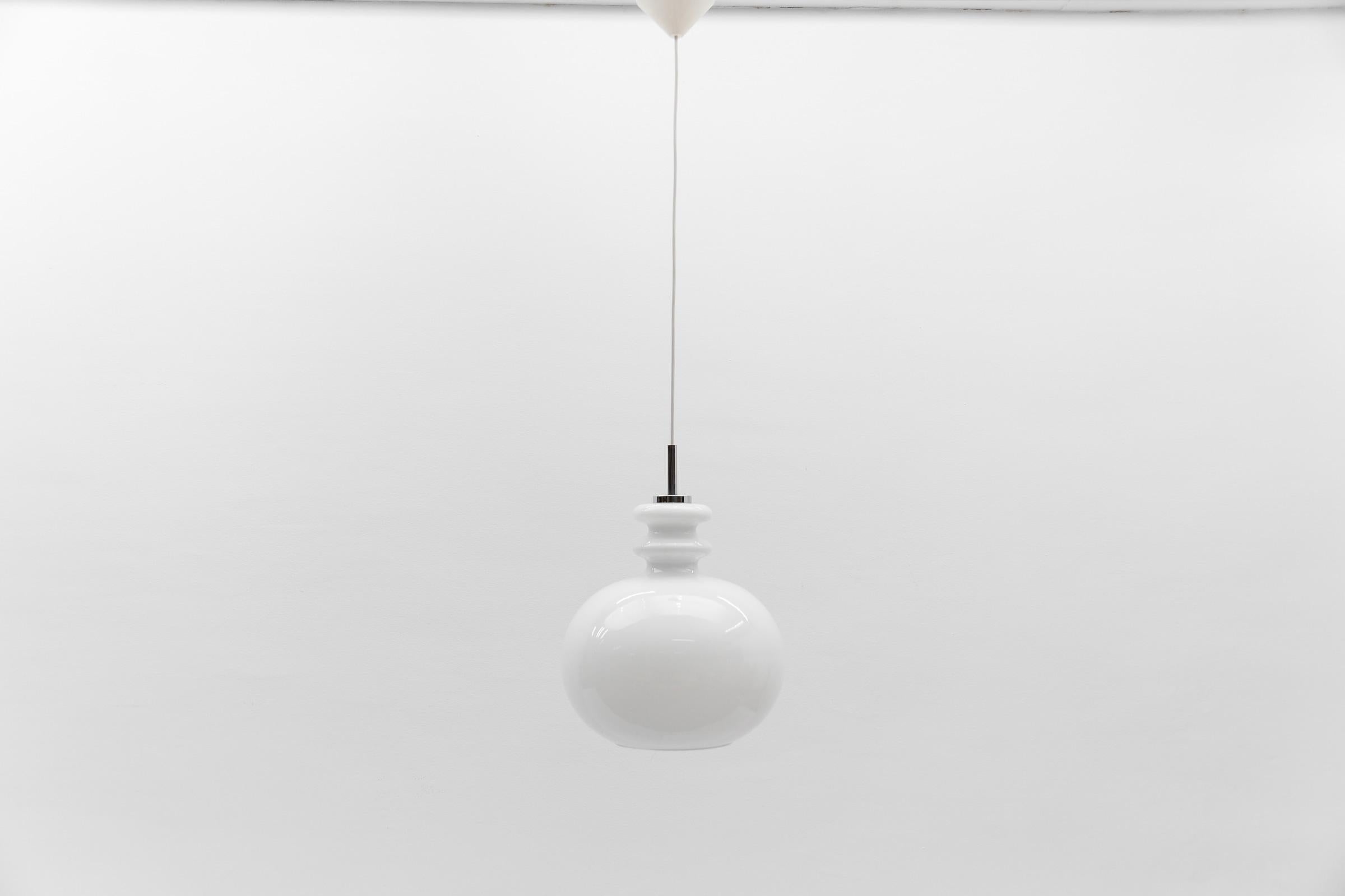 Preciosa lámpara de techo de cristal blanco de Peill & Putzler, años 60 Moderno de mediados de siglo en venta