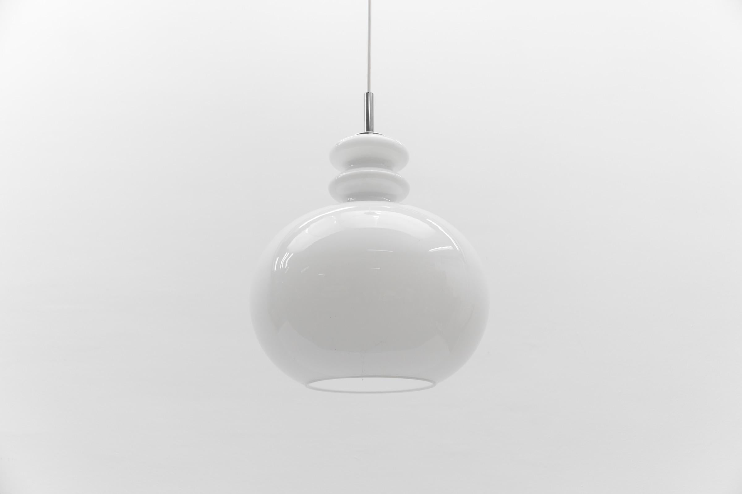 Preciosa lámpara de techo de cristal blanco de Peill & Putzler, años 60 Alemán en venta