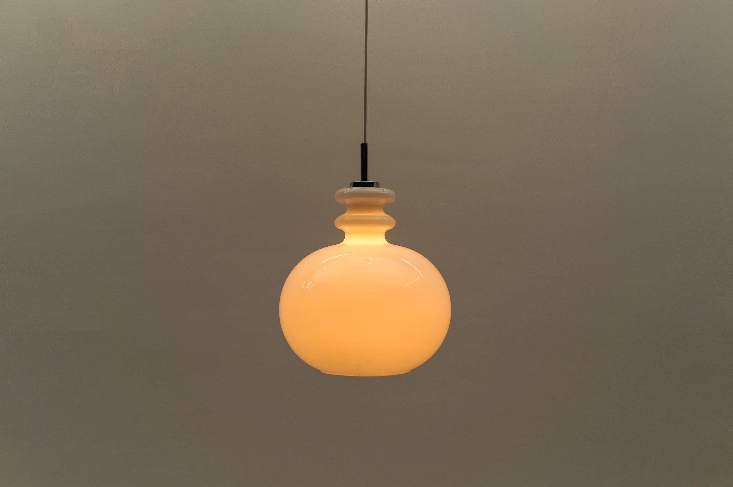 Preciosa lámpara de techo de cristal blanco de Peill & Putzler, años 60 en Bueno estado para la venta en Nürnberg, Bayern