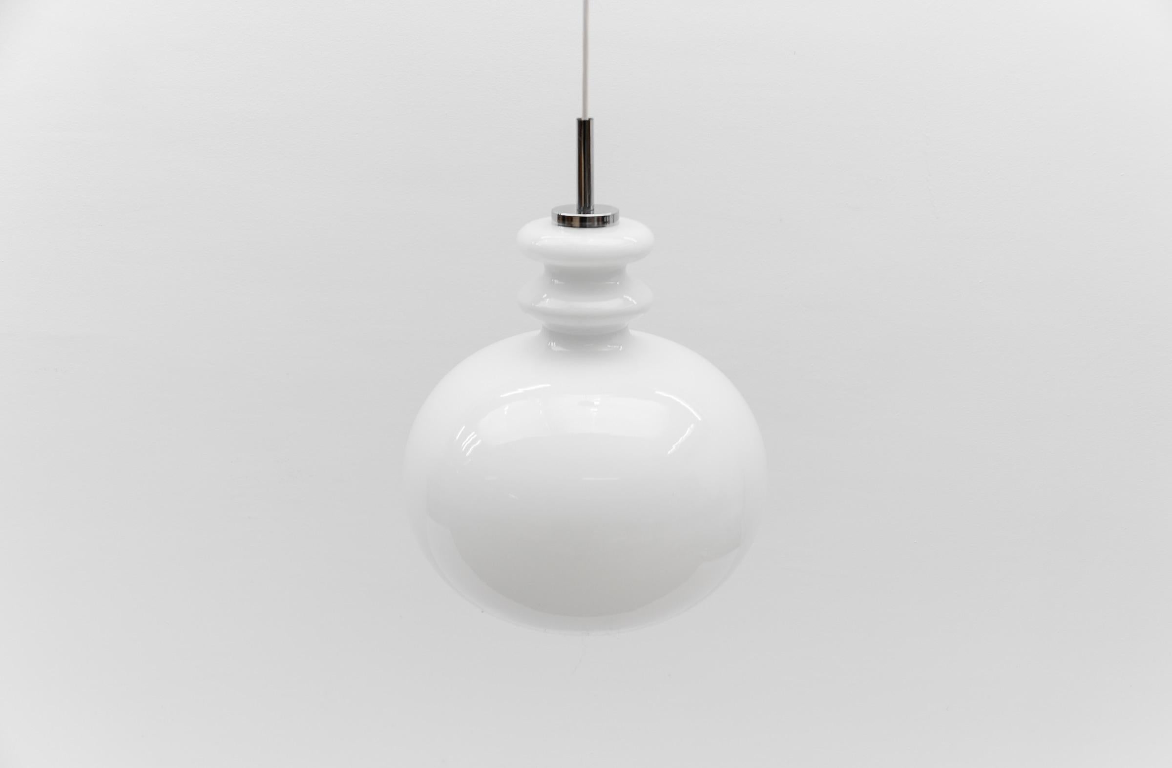 Preciosa lámpara de techo de cristal blanco de Peill & Putzler, años 60 Metal en venta