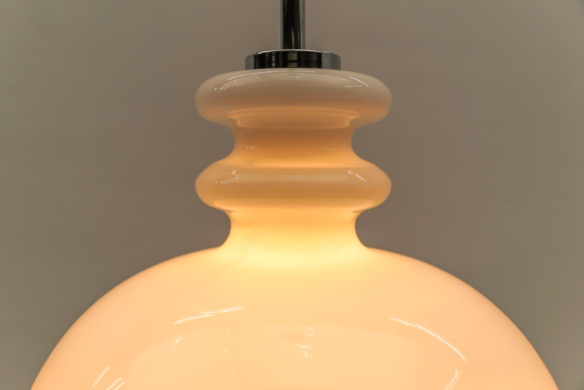 Preciosa lámpara de techo de cristal blanco de Peill & Putzler, años 60 en venta 1