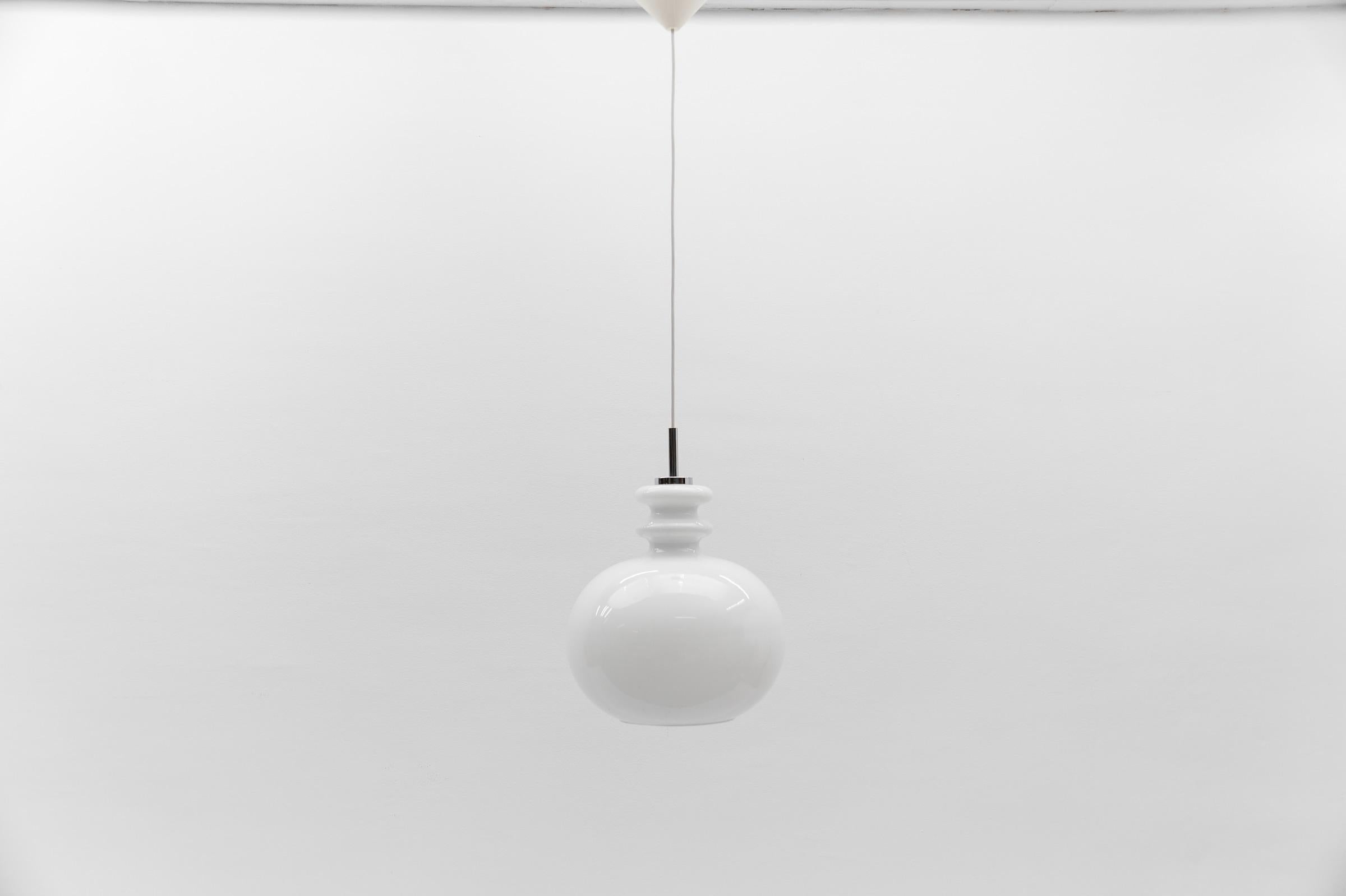 Preciosa lámpara de techo de cristal blanco de Peill & Putzler, años 60 en venta 2