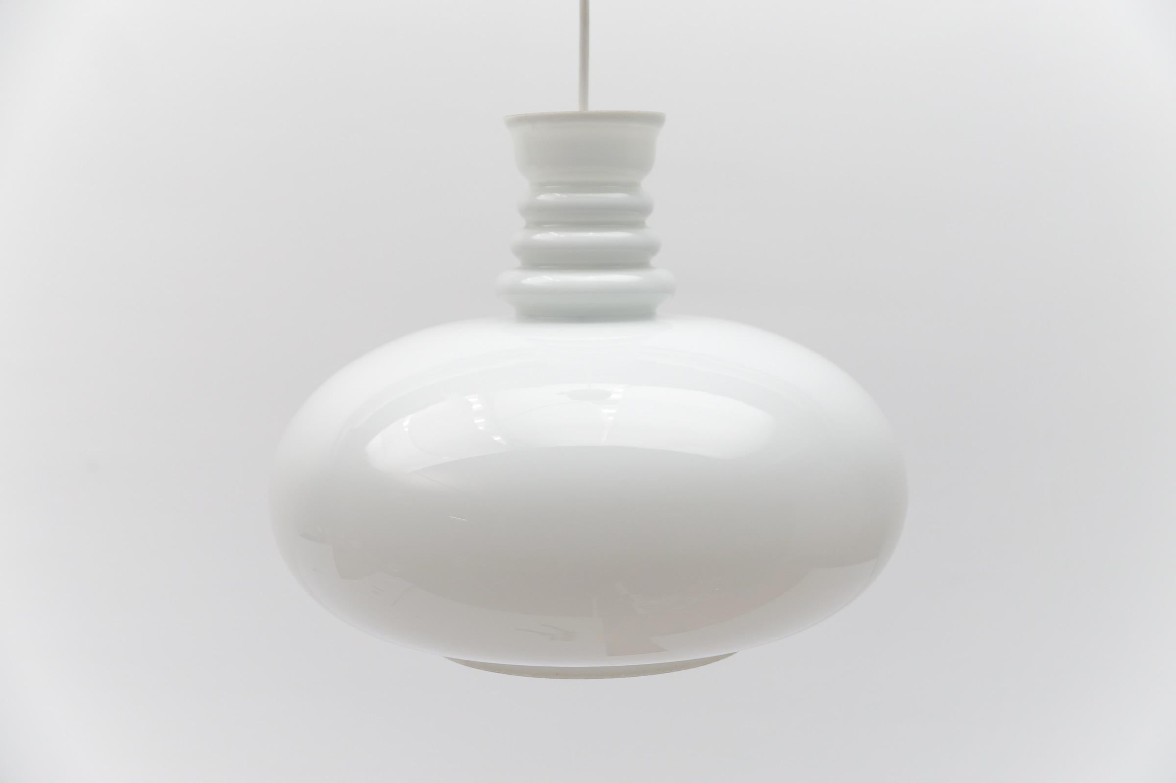 Lampada da soffitto in vetro bianco latte di Peill & Putzler, anni '60 in vendita 3