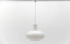 Joli plafonnier en verre au lait blanc de Peill & Putzler, années 1960