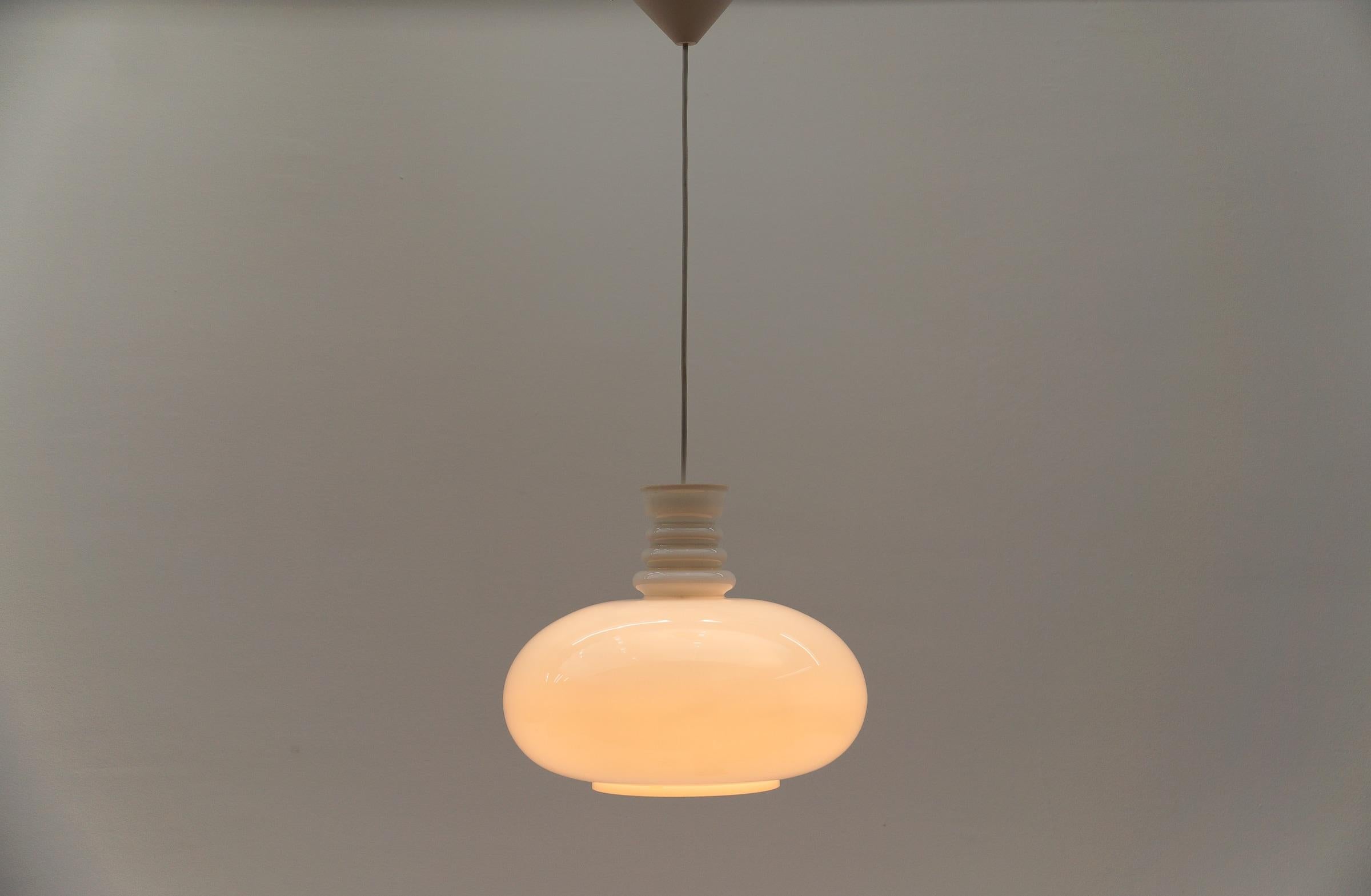 Tedesco Lampada da soffitto in vetro bianco latte di Peill & Putzler, anni '60 in vendita