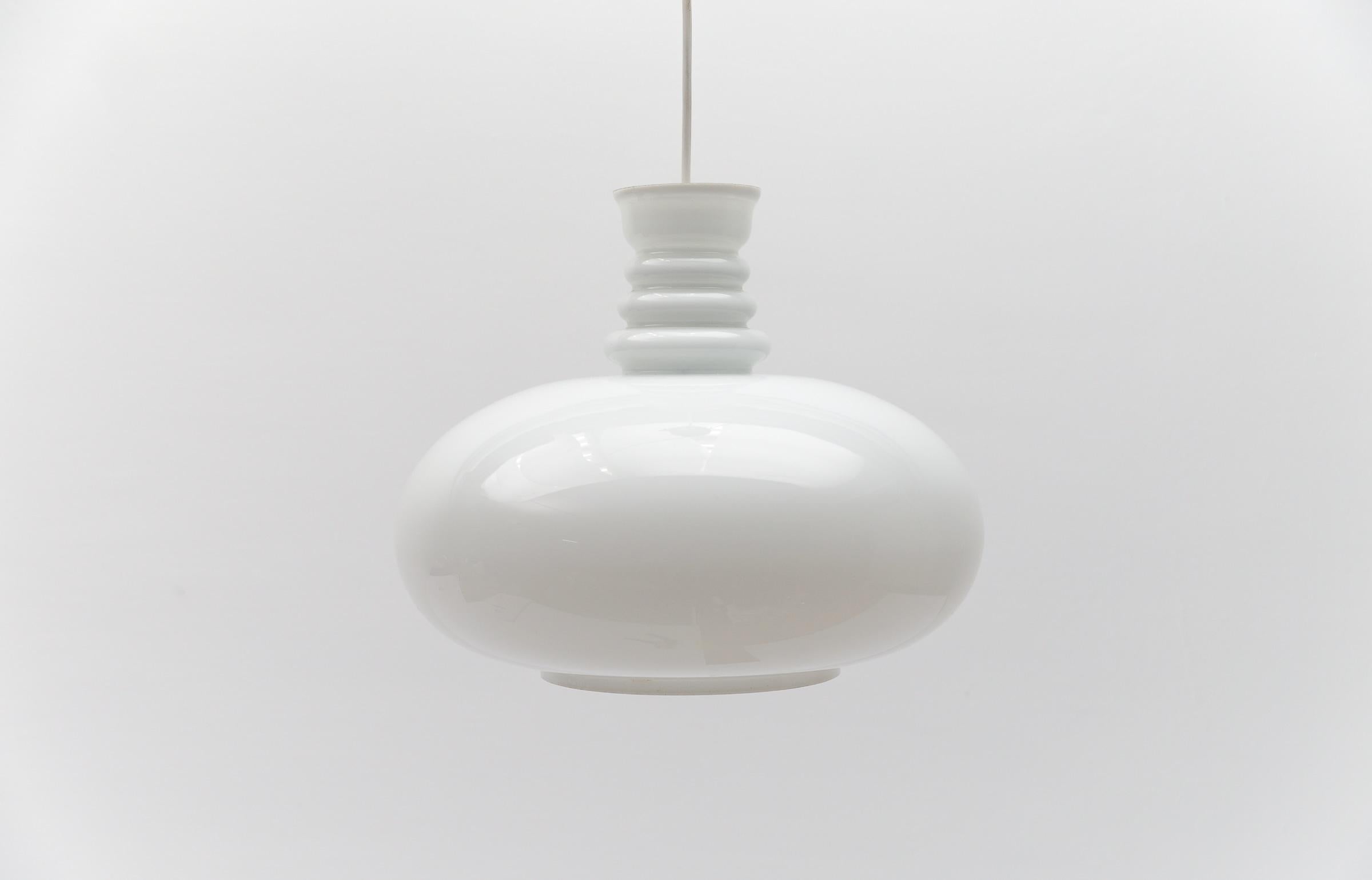 Lampada da soffitto in vetro bianco latte di Peill & Putzler, anni '60 In condizioni buone in vendita a Nürnberg, Bayern
