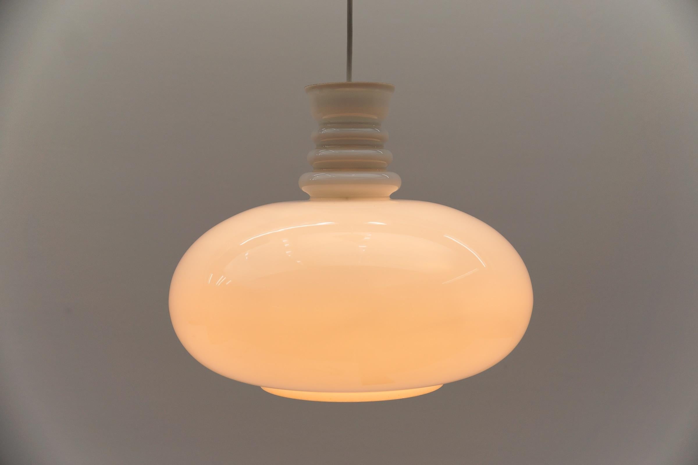 Metà XX secolo Lampada da soffitto in vetro bianco latte di Peill & Putzler, anni '60 in vendita