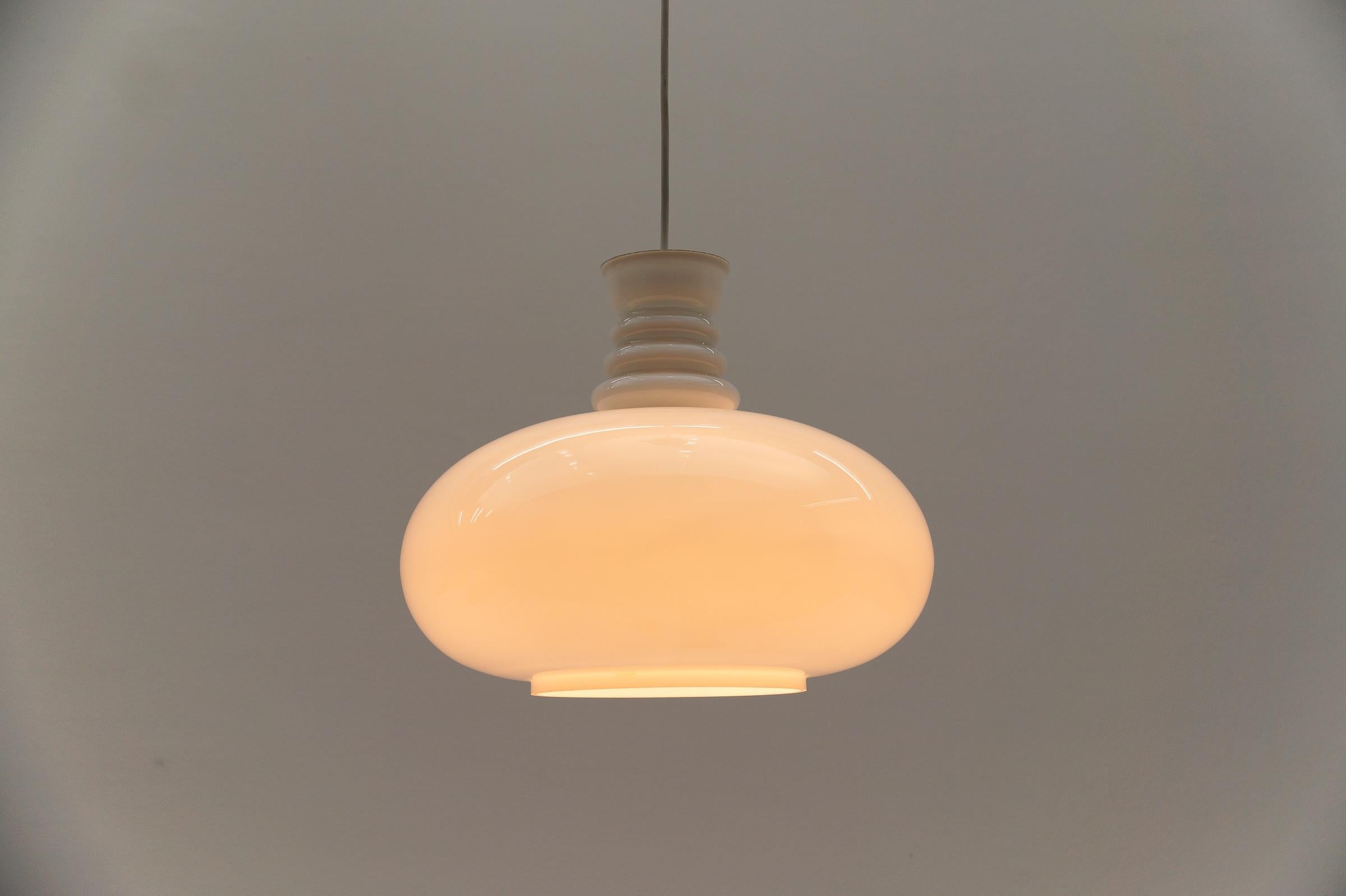 Lampada da soffitto in vetro bianco latte di Peill & Putzler, anni '60 in vendita 2